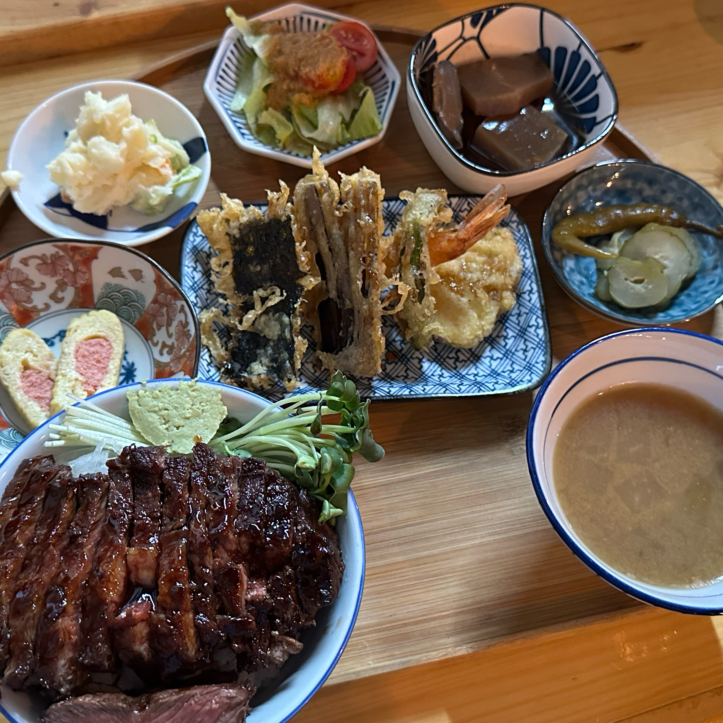 엄마랑 둘이 가서 스테이크 오반자이, 텐동 먹었어요😊 예전에 친구랑 둘이 갔을 때 둘다 오
