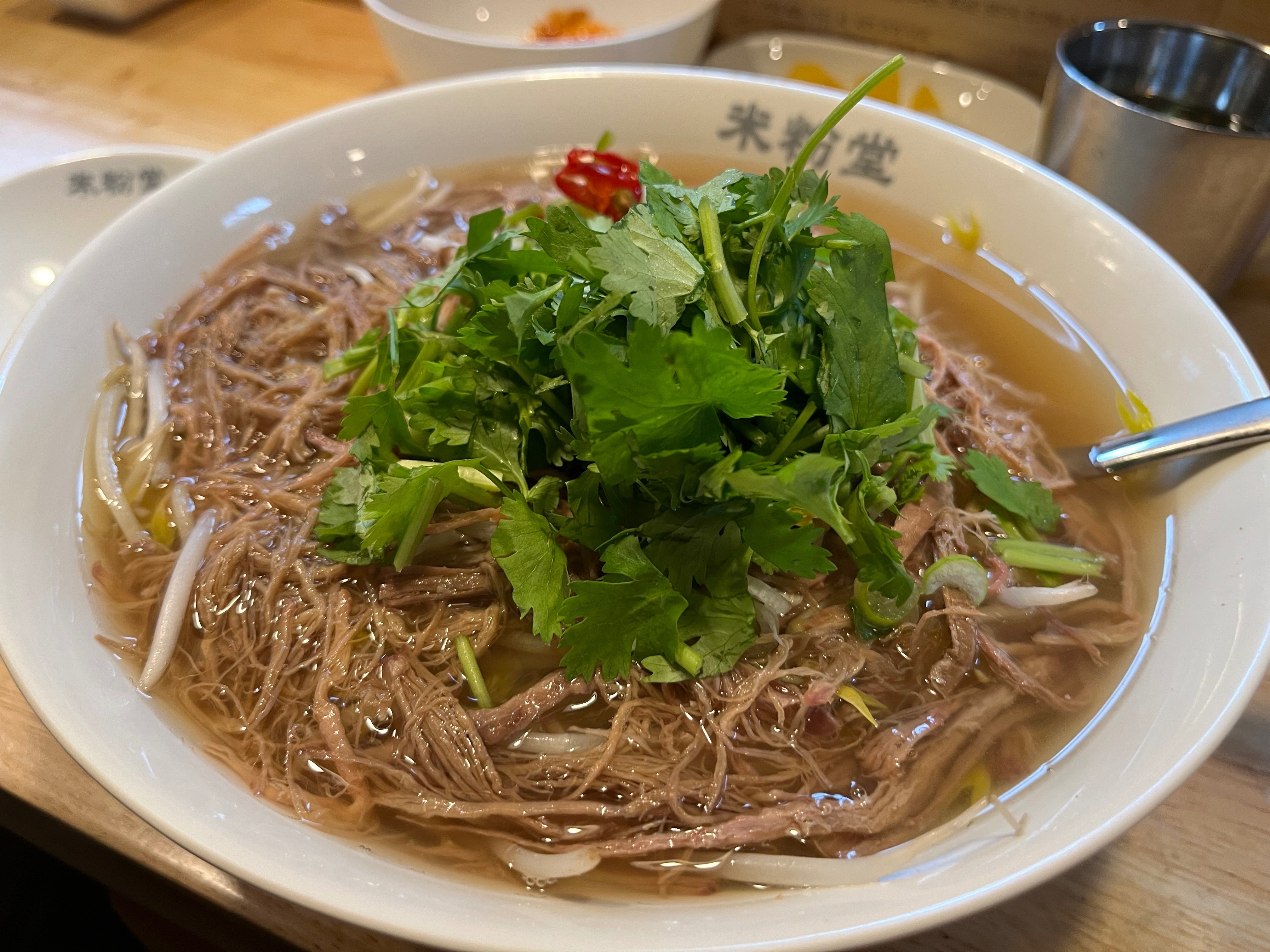 면리필 무료 개이득, 그렇지만 양많아서 필요없었고 고수 요청하면 따로 주세요🙏🏻 너무 맛있