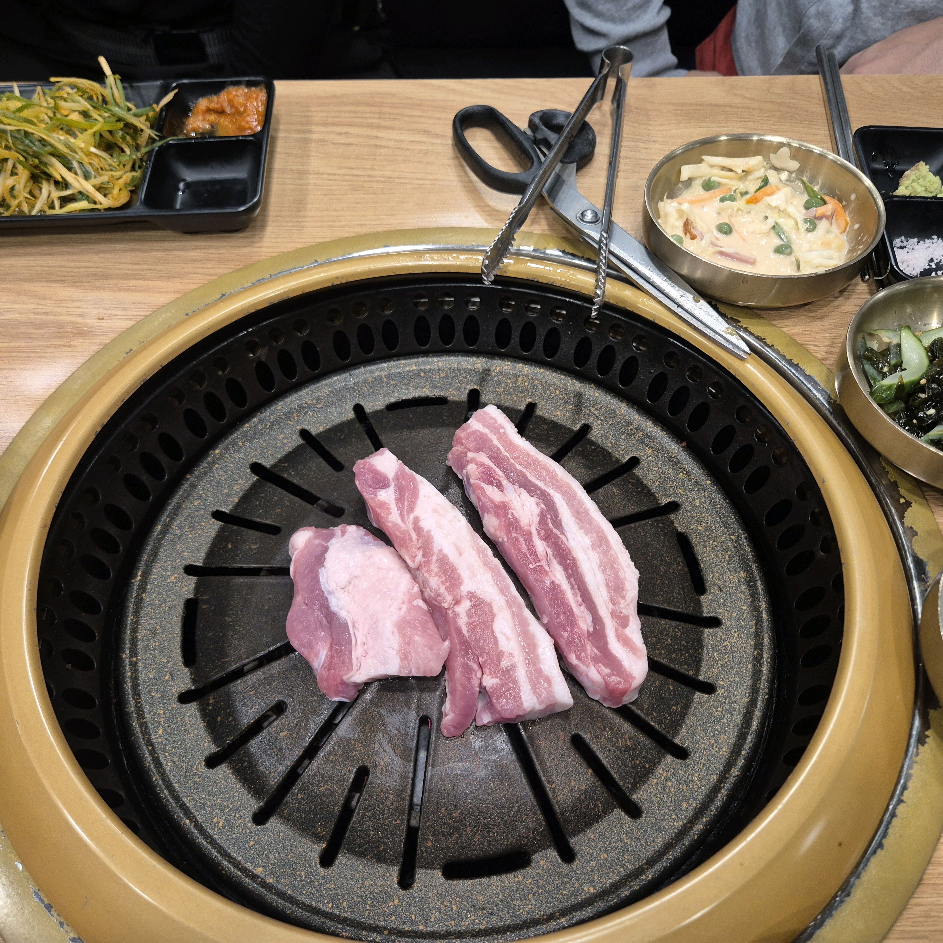I know a good restaurant in Jangji-dong, Songpa-gu, Seoul. Meat