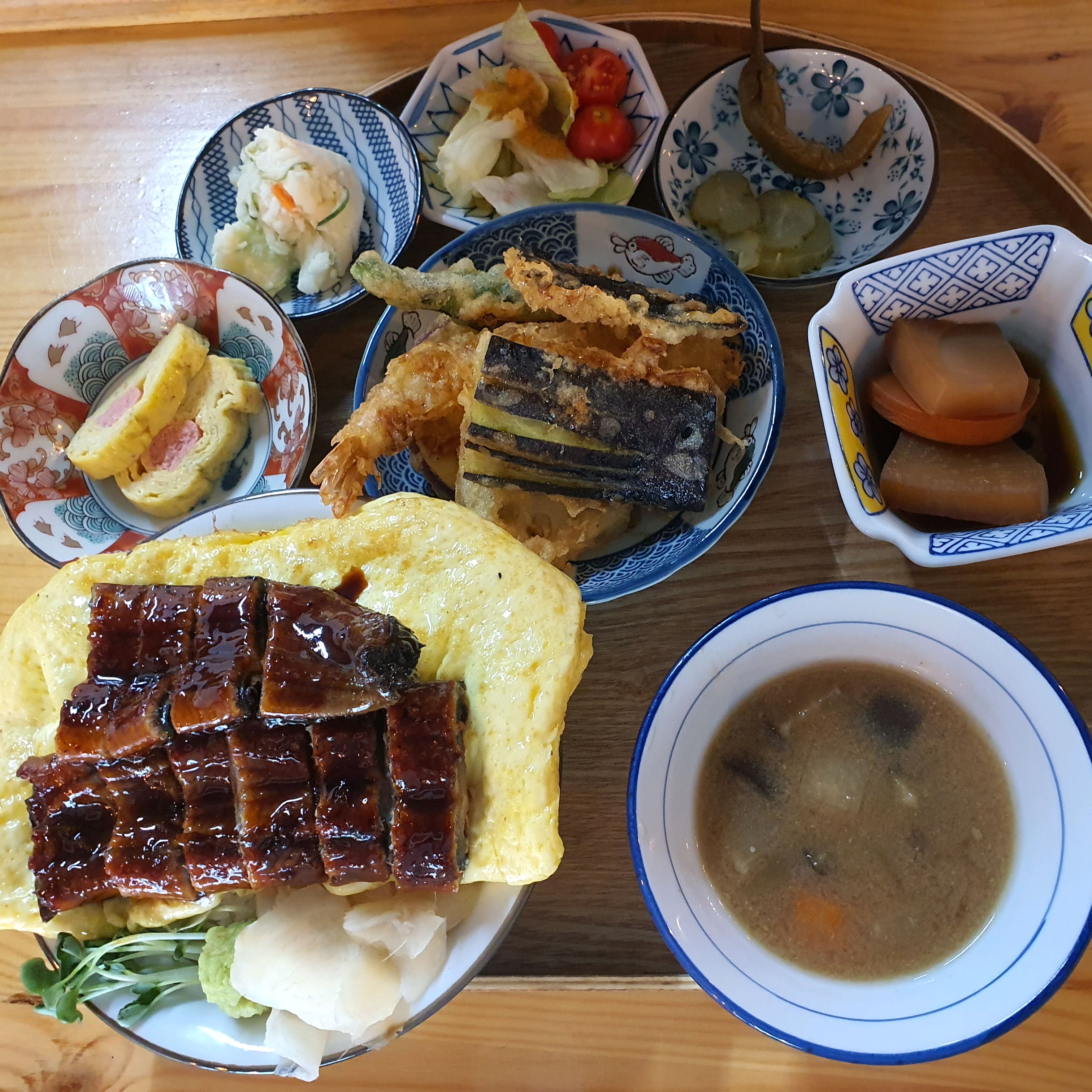혼밥 잘 못하는데 일보고 시간이 있어 혼자 가봤던 해바라기식당... 이날은 연어덮밥은 안되