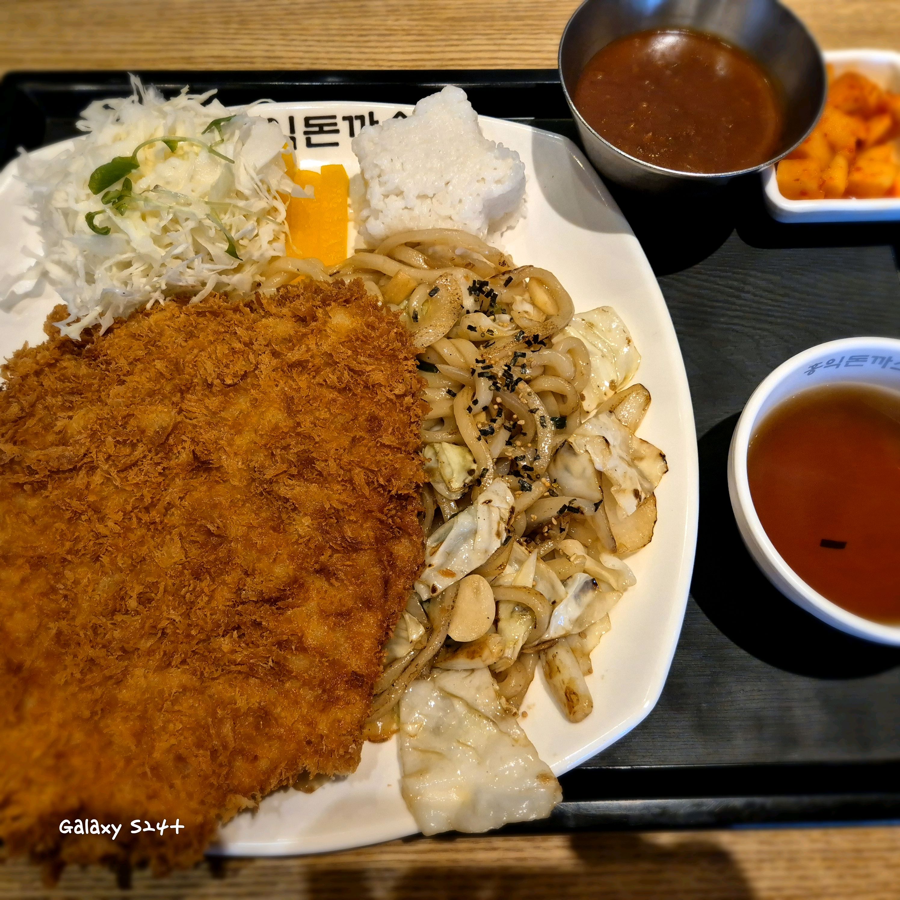 세트메뉴는 양이 많아요. 다음에는 단품메뉴를 시켜야겠어요. 돈까스는 맛이 정말 좋아요. 반