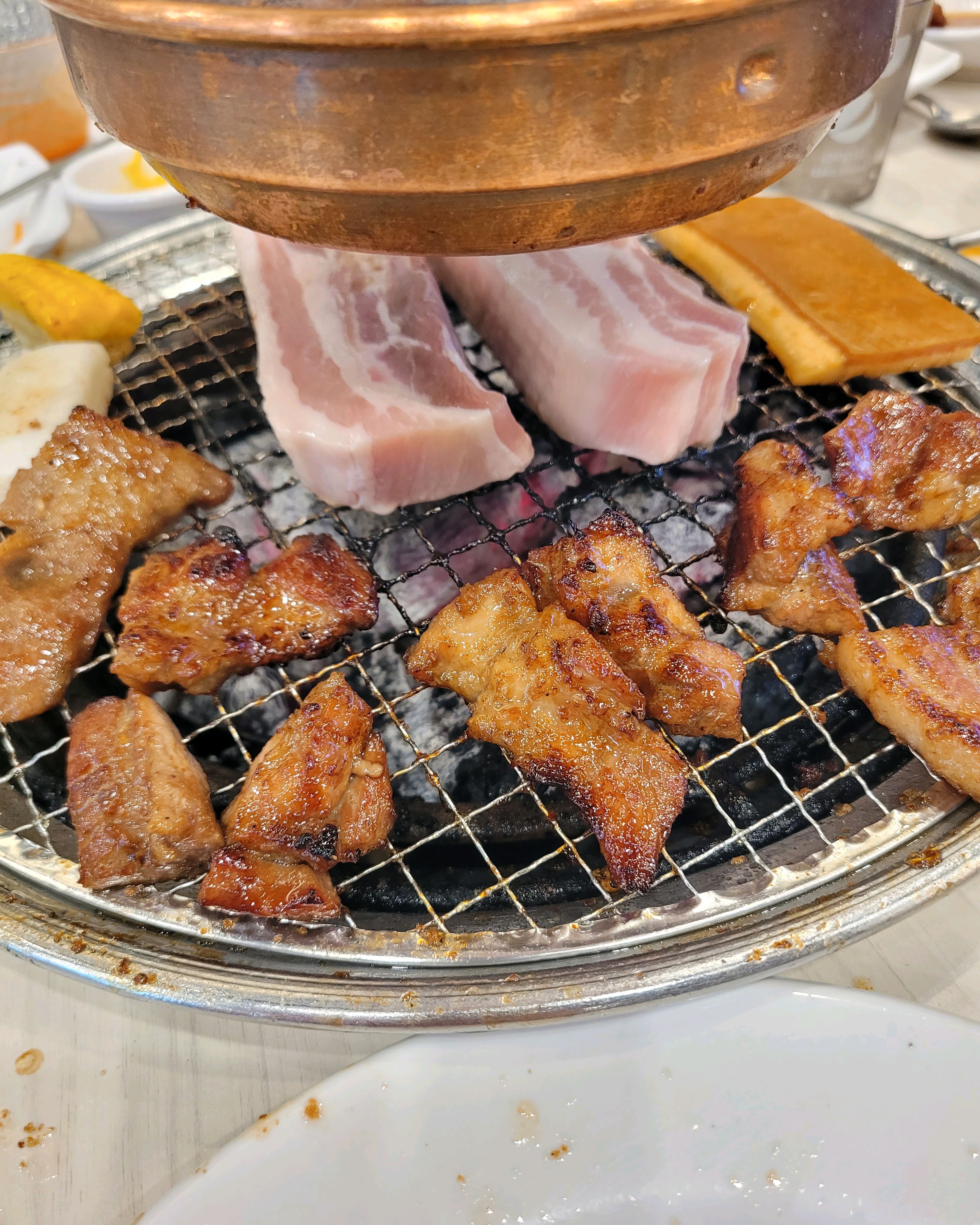 돼지갈비, 삼겸살, 닭갈비, 돼지껍데기 등 다양한 고기를 숯블로 구워먹을 수 있어서 좋고,