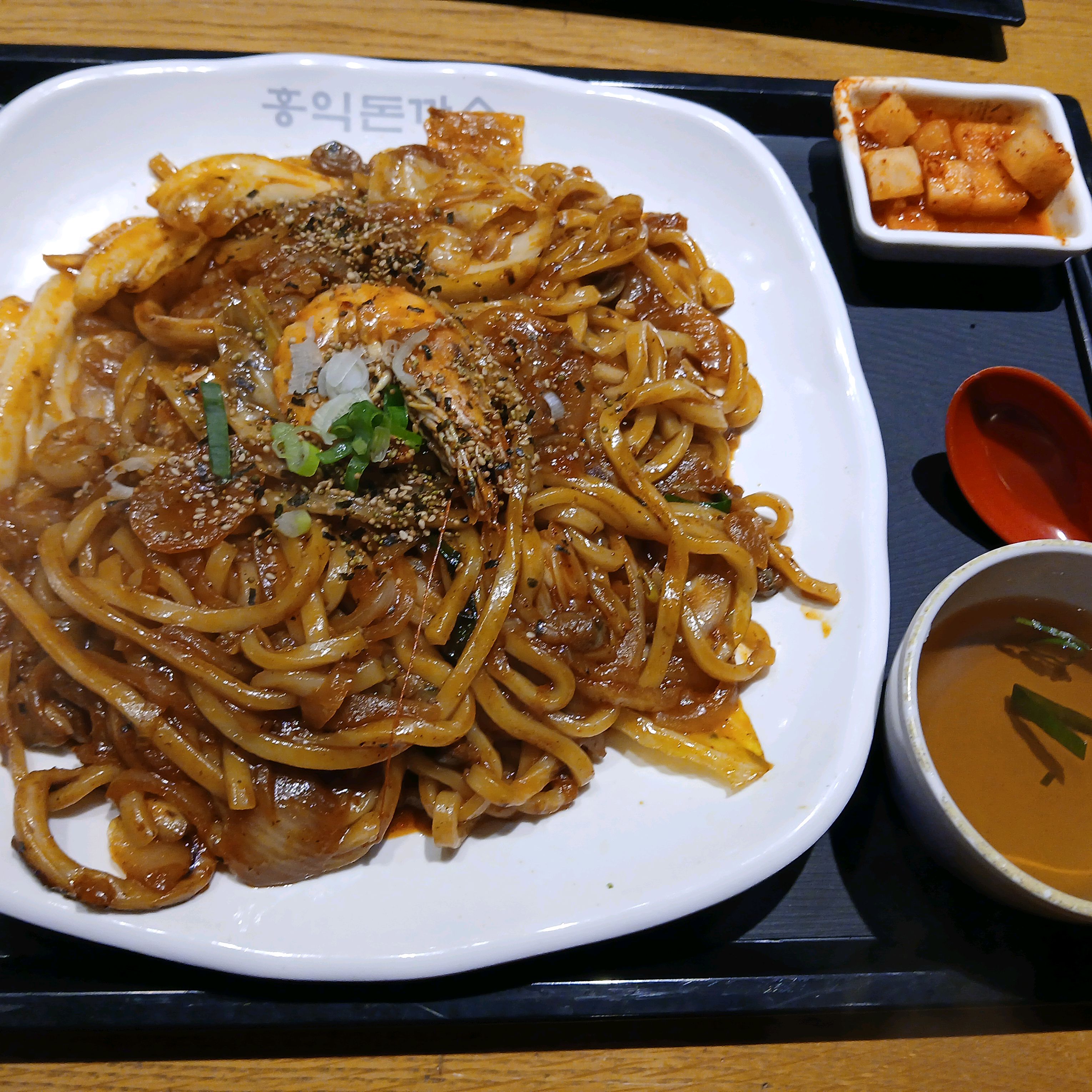 왕돈가스와볶음짬뽕 시켜는대 저는 볶음짬뽕이 많은양이되도 혼자 너무맛이있어서 다먹네요. - 파주 운정역 맛집 홍익돈까스 안산본오점