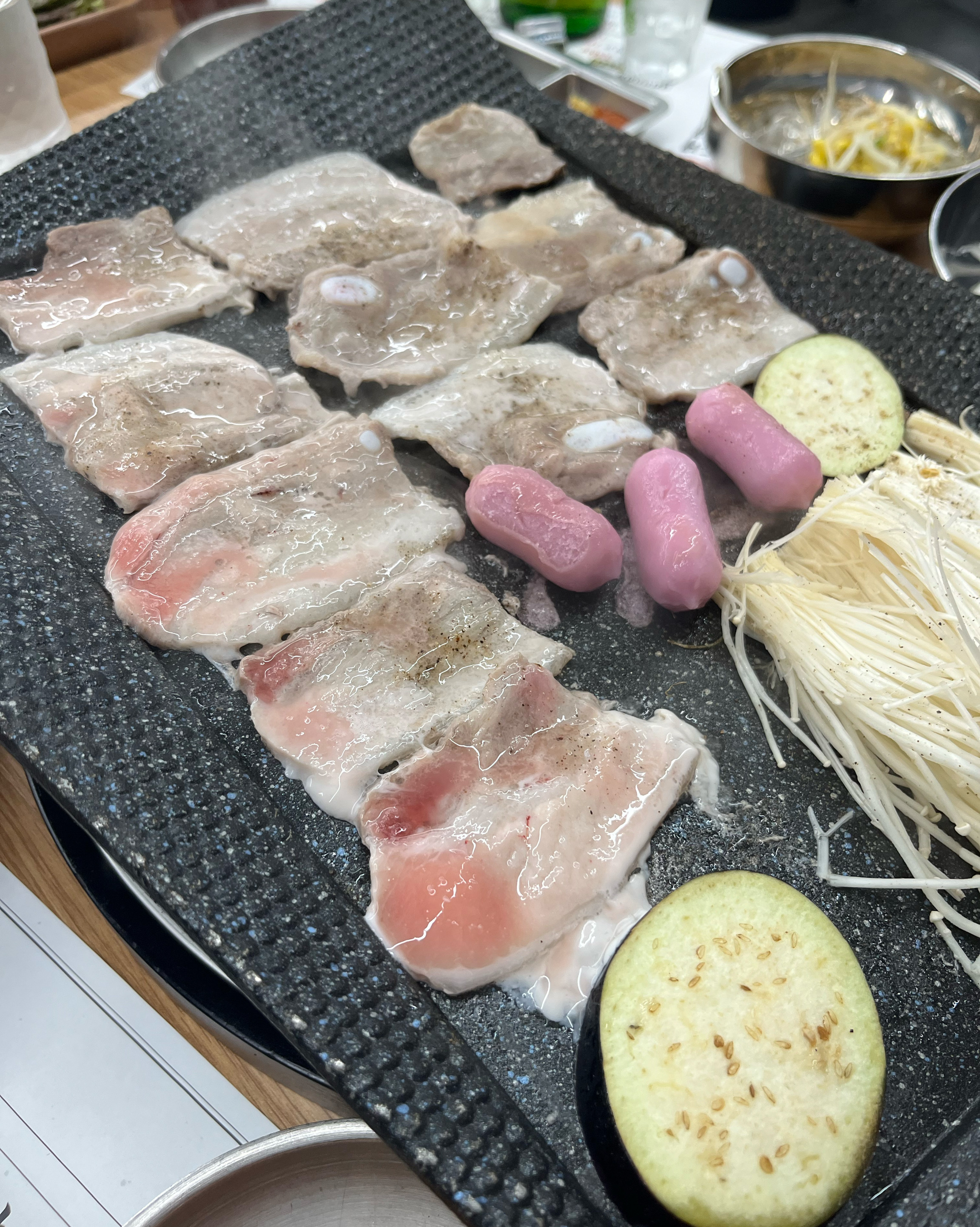 냉동삼겹먹었어요~😋 맛도있고 주류도 넘 시원해서 좋네요~ 주문은 앉은자리에서 편하게 할 수