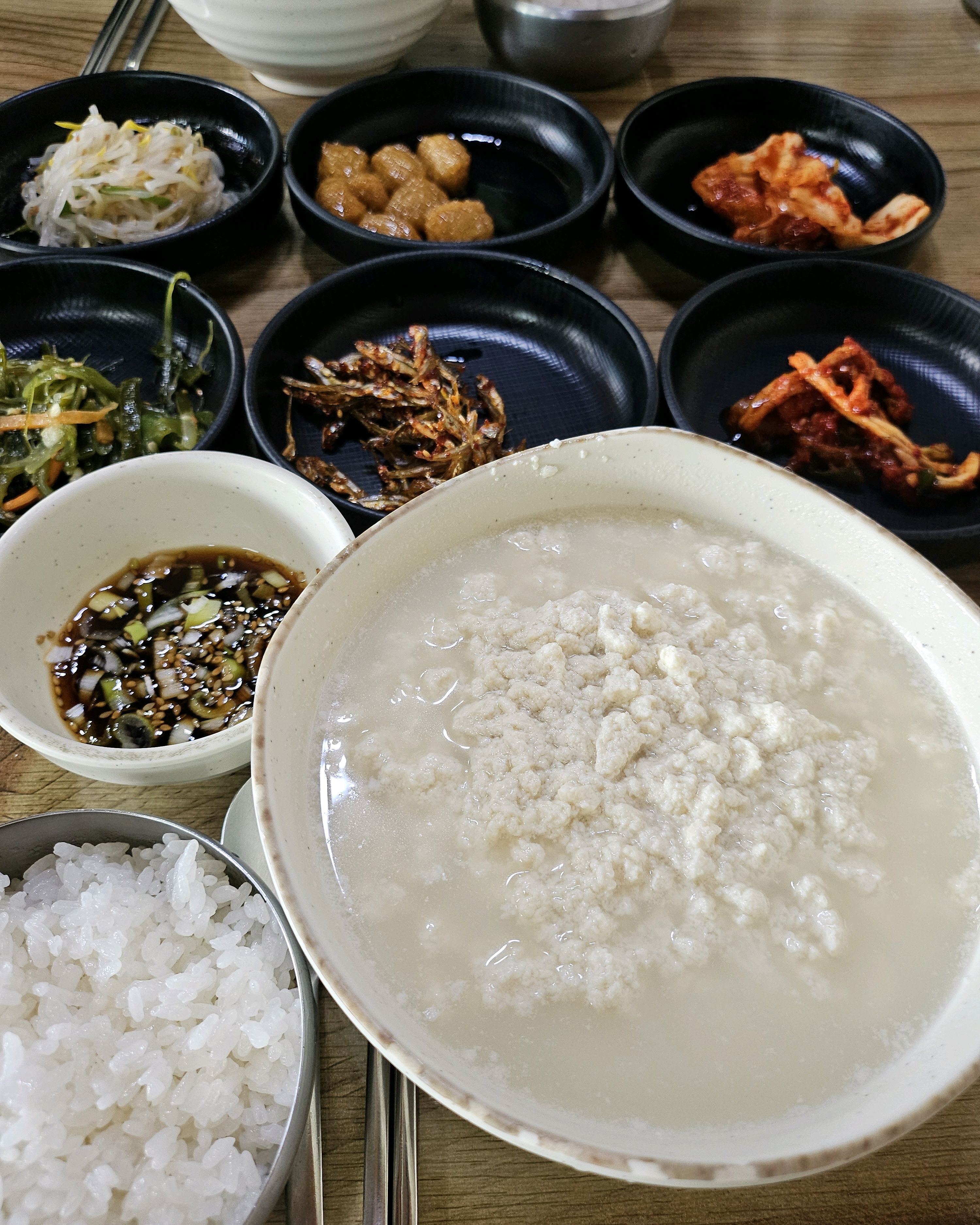 순두부 백반 먹고 왔어요. 따뜻하고 꼬숩고.. 적당히 단단하면서 보들거리는 식감도 좋구요