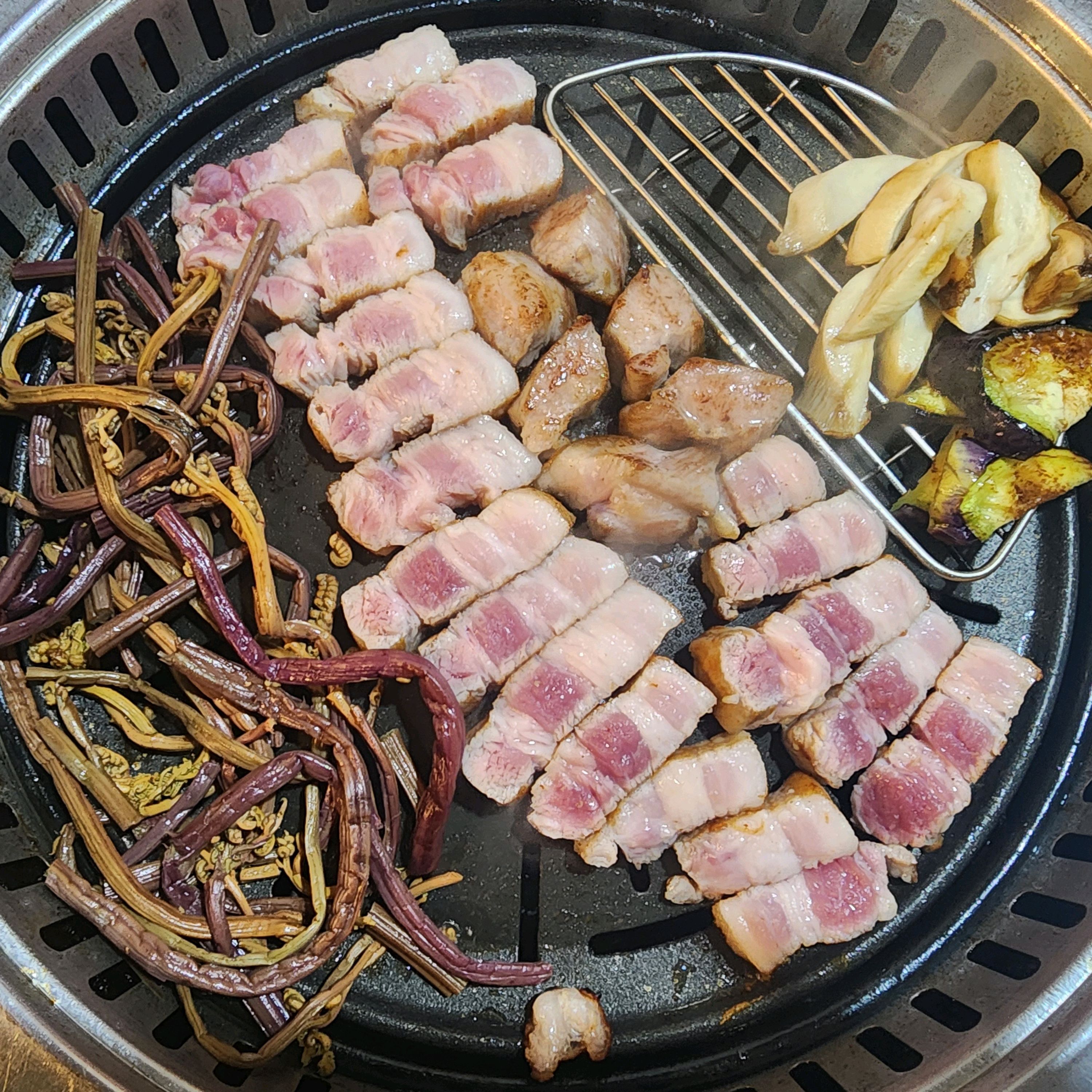 고기 구워줘서 그런지 맛있어요. 친절하게 설명해주시는 것도 좋더라구요. - 송정 맛집 구덕포끝집고기
