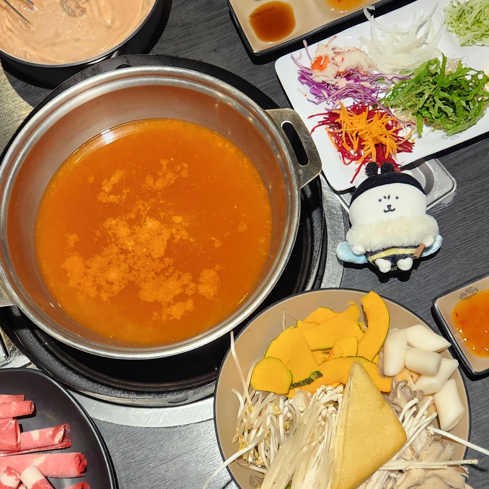 평일 점심특선 가성비 최고에요ㅎㅎ 고기는 정해진 양만 나오지만 나머지 샤브샤브 월남쌈 재료