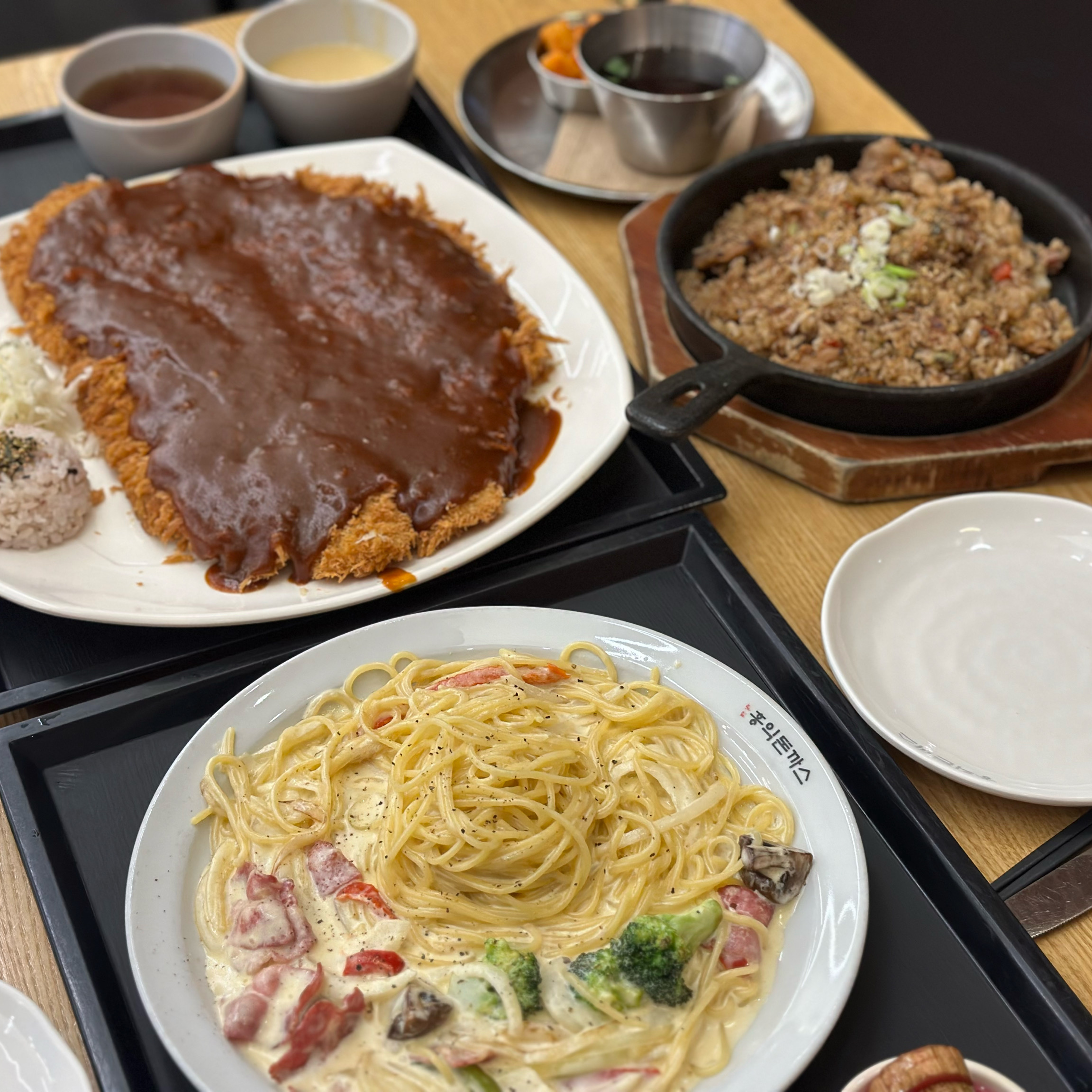양도 맛도 훌륭한 계양구 돈까스 맛집 홍익돈까스 인정이에여 ㅎㅎ 겉바속촉 돈까스에 크림 가