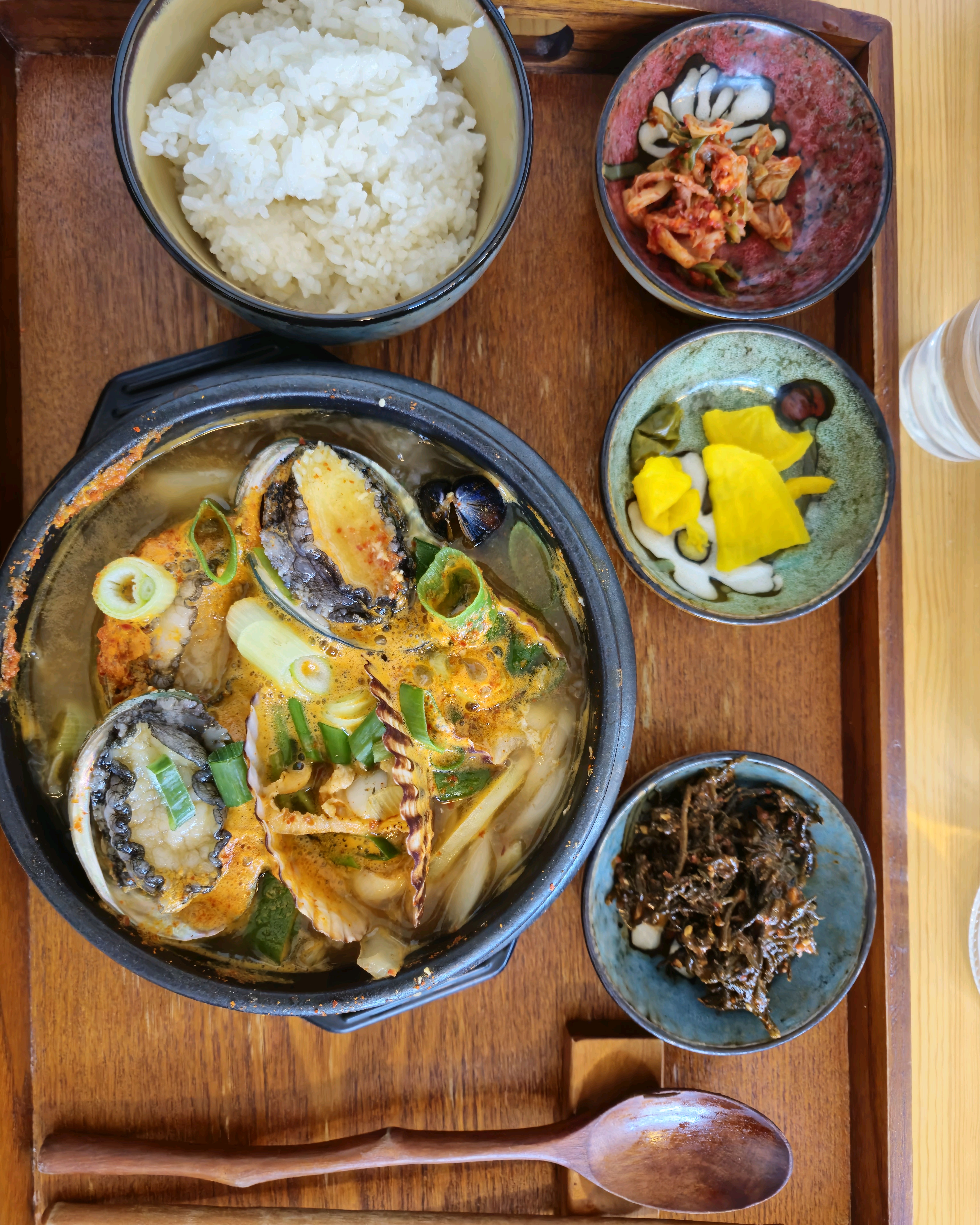 뚝배기 안의 전복이 싱싱하고, 탕이 나오기 전에 주는 톳밥이 특색있고 정갈해요 - 제주 맛집 바당길 서귀포점