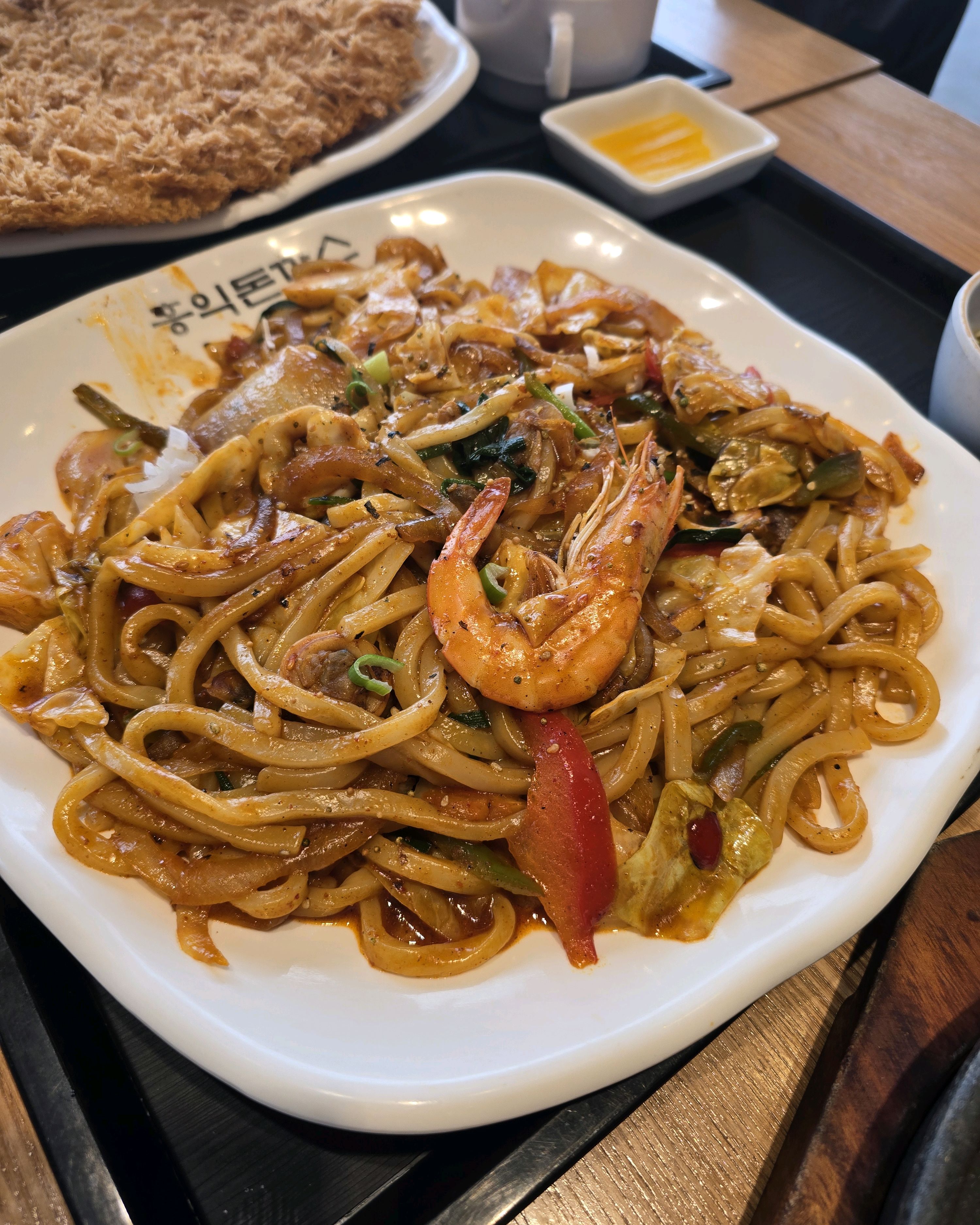 돈까스가 진짜 크고 바삭하고 맛있어요!!볶음짬뽕은 우동면인데 좀 맵긴하지만 너무 맛있어요~