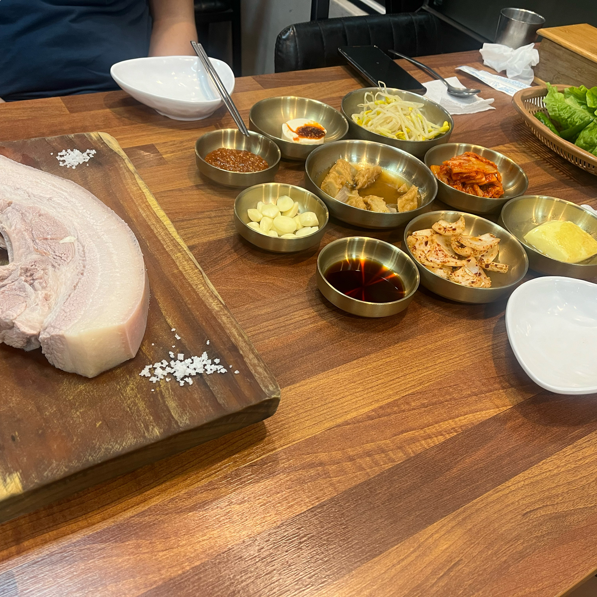 정갈한 밑반찬에 돔베고기 1근 시켜서 둘이 먹었는데 엄청 배부르네요. 제주도와서 몸국 못먹