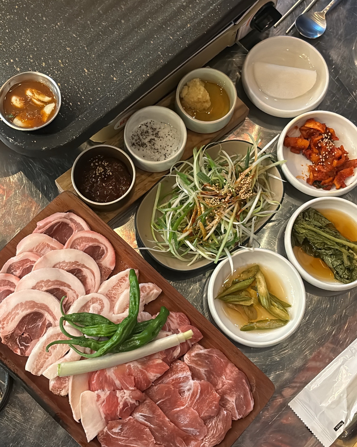 복돼지집 인기가 많아서 너무 와보고싶었어요 :) 가을에 밖에서 먹으니 더 맛있었고, 다음에