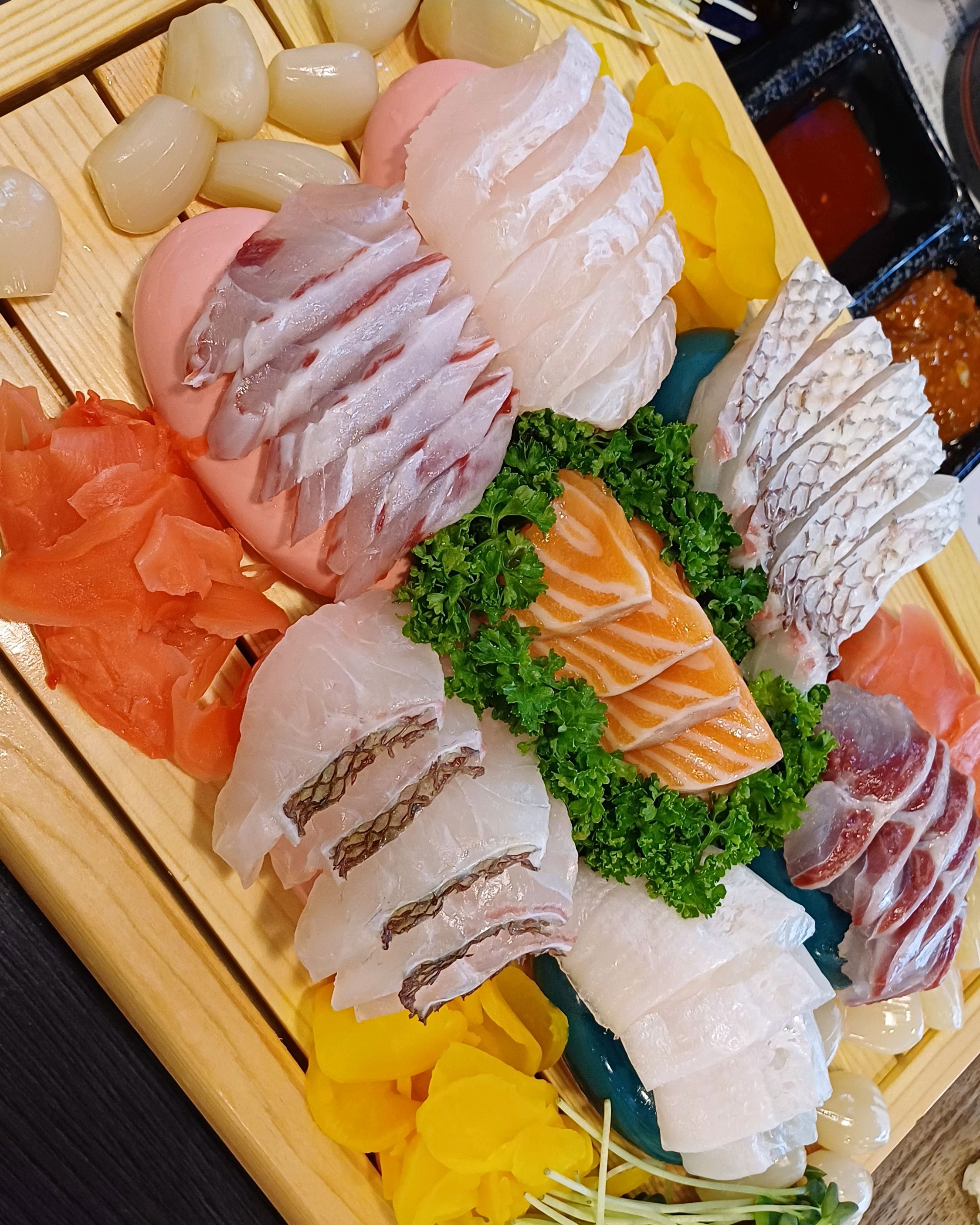 숙성회를 무한으로 즐길 수 있는 가성비 짱 좋은 한대앞역 맛집입니다.게다가 코스로 죽부터