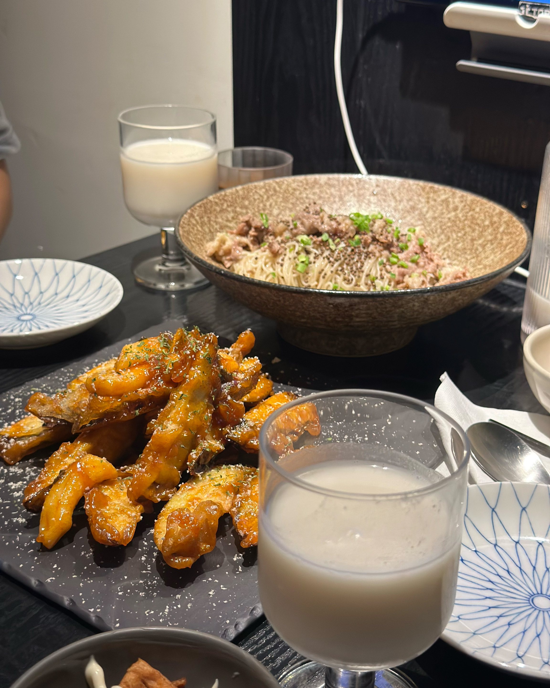  한국 서울 신촌역 주변 퓨전 한식당 맛집 오이지 연남