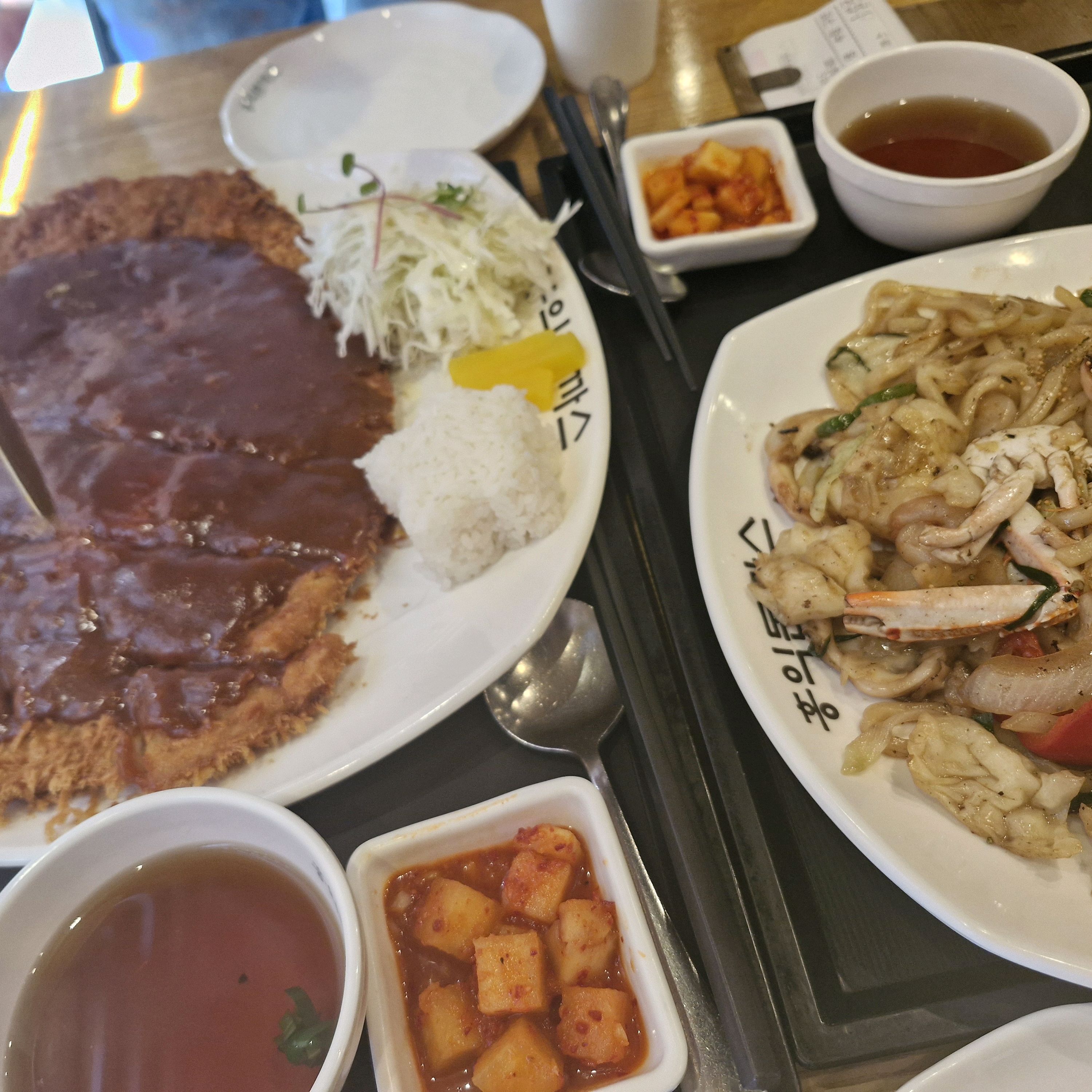 돈가스, 해물볶음 우동 다 맛있었는데 양이 많아 둘이 다 못먹고 포장해서 돌아왔어요. 포장