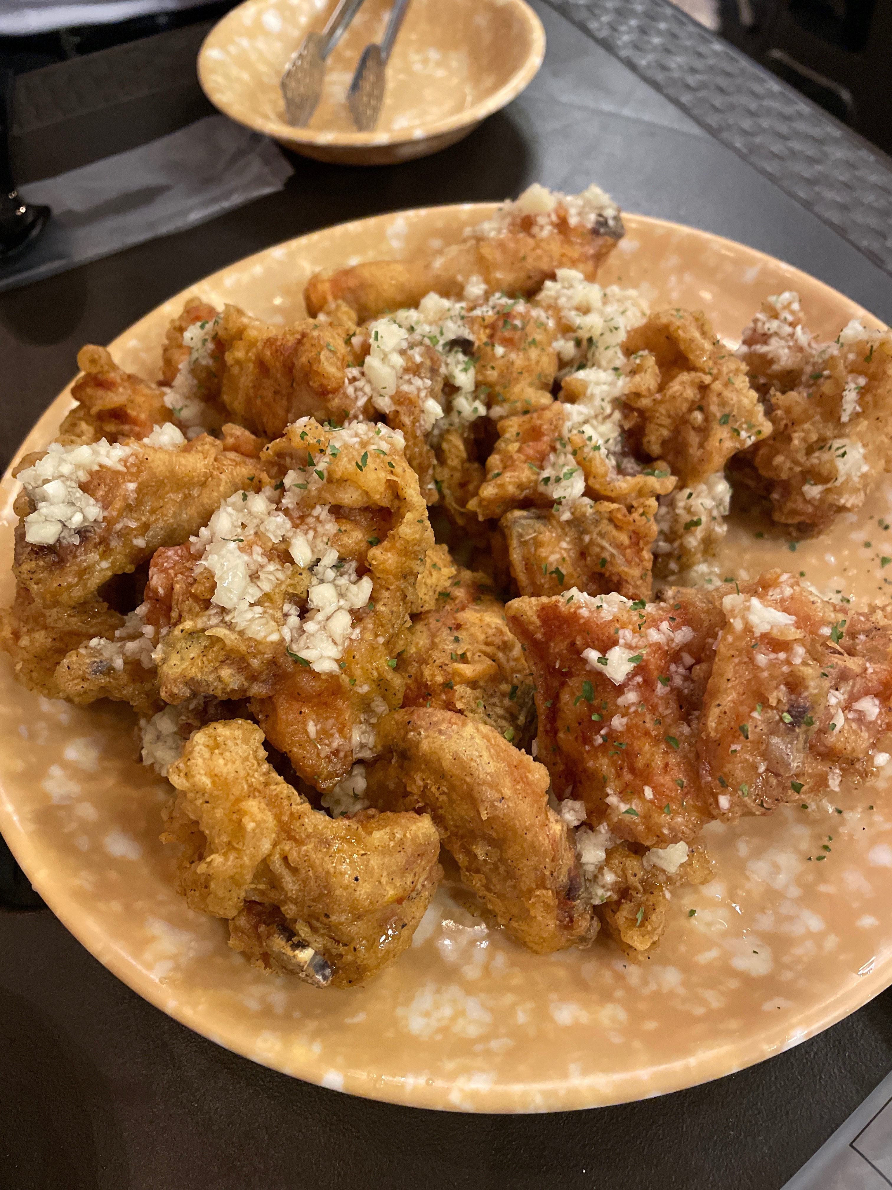 옛날 후라이드 치킨에 마늘소스 더해진 맛!! - 불당동 맛집 골목상회
