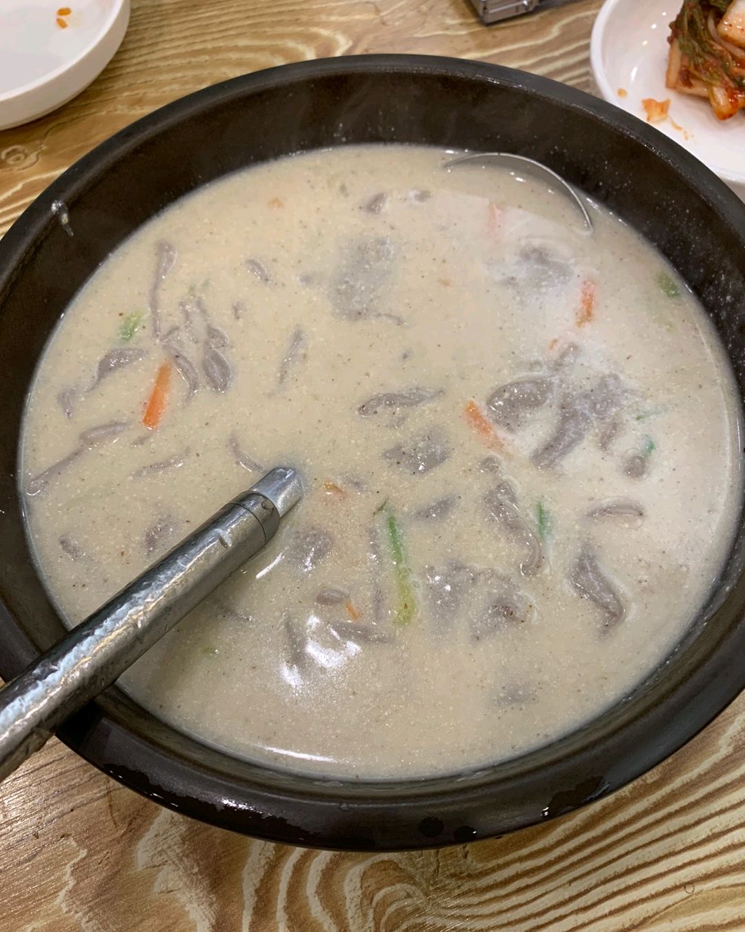 들깨수제비 들깨국물 개맛있어요 근데 들깨수제비 자체는 슴슴해요 짜다는 리뷰 봤는데 전혀 안
