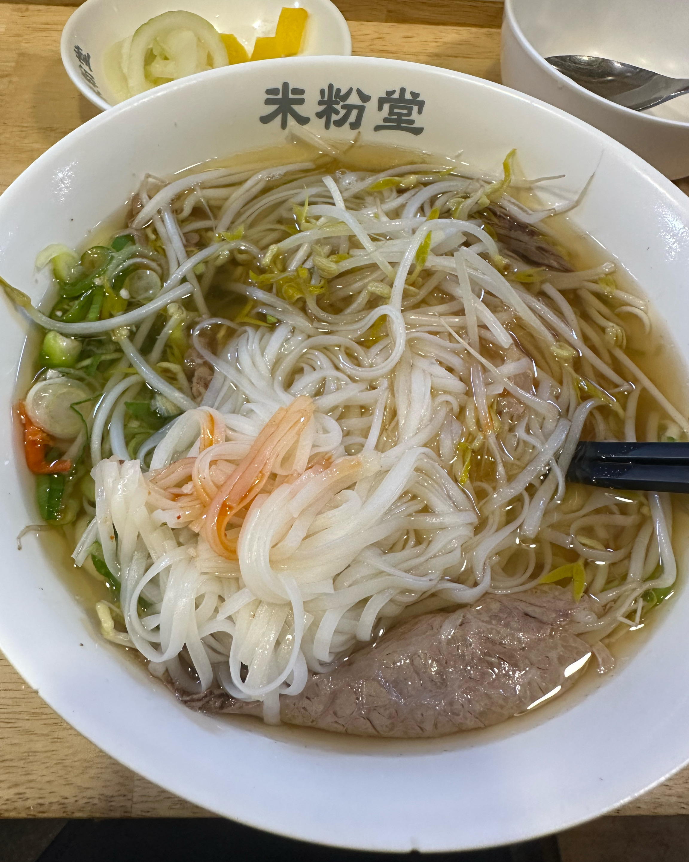 웃음 밖에 안나오는 황당한맛 베트남 현지맛도 아니고 미국내 파는 베트남 쌀국수 맛도 아니고