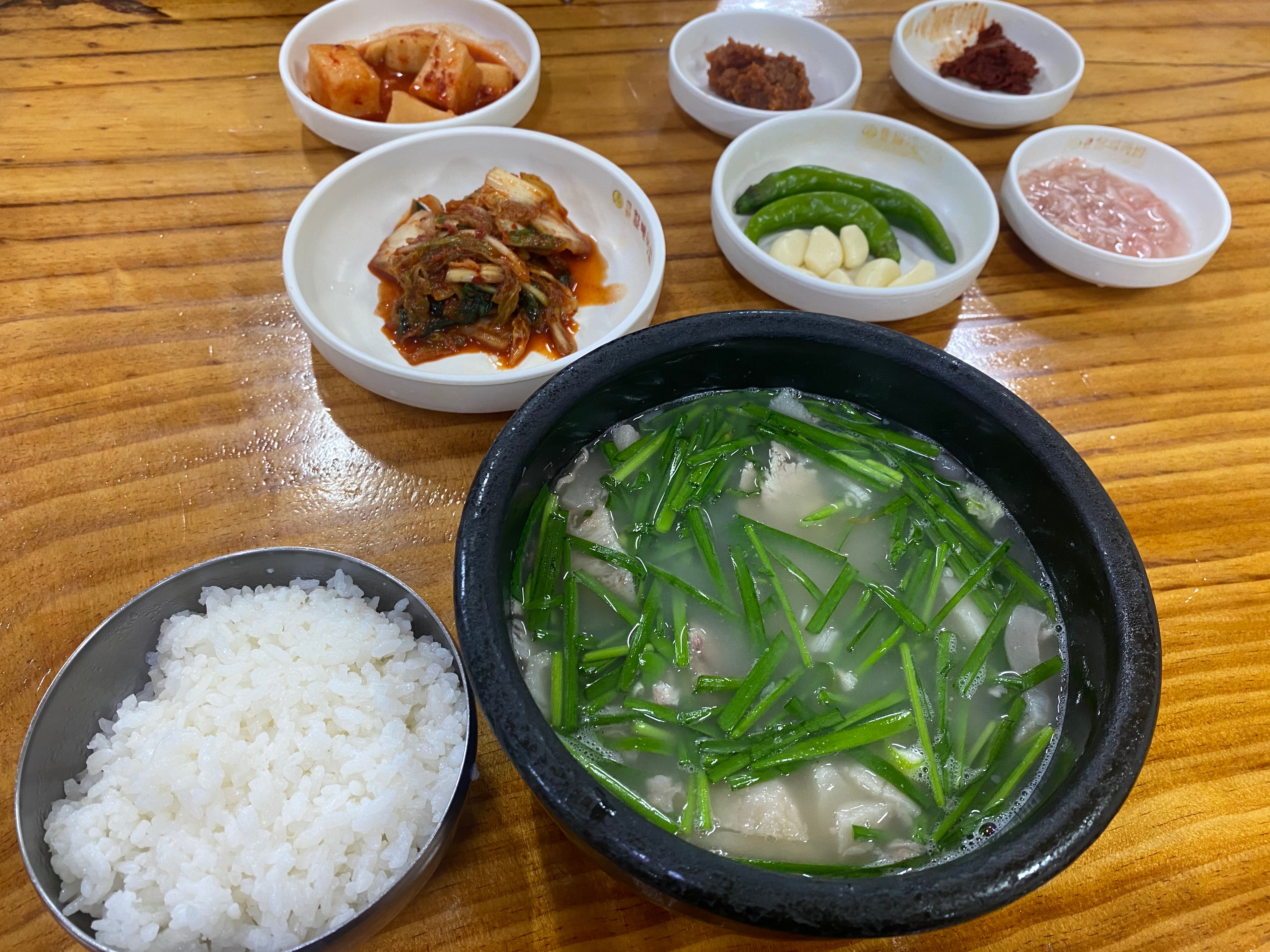 가격이 좀 올랐지만 그래도 이가격에 국밥은 감사하다 생각함. 양이 적어졌다 해서 곱배기 시
