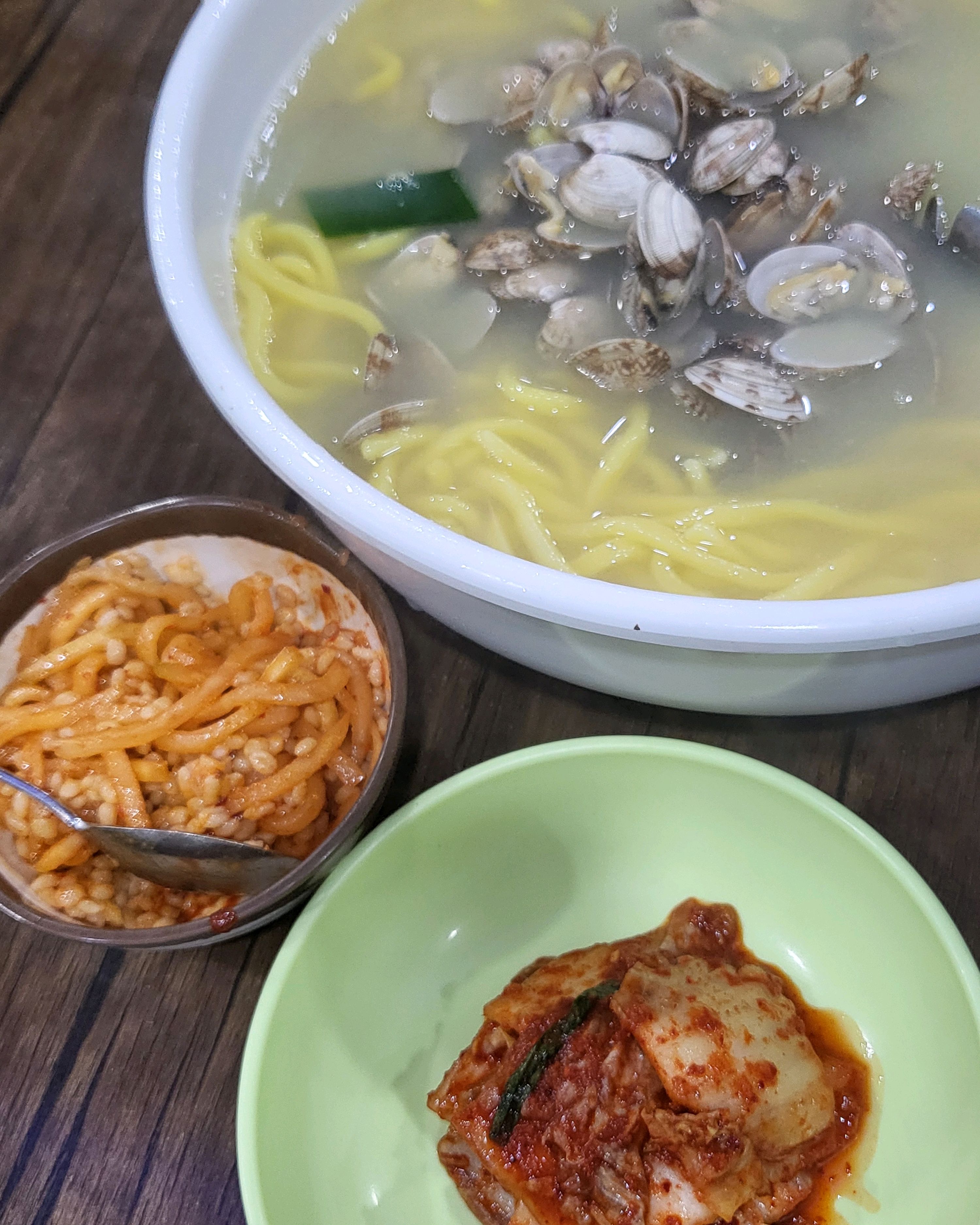 Hwangdo clam Kalguksu, a famous restaurant in Seokchon-dong, Songpa-gu, Seoul