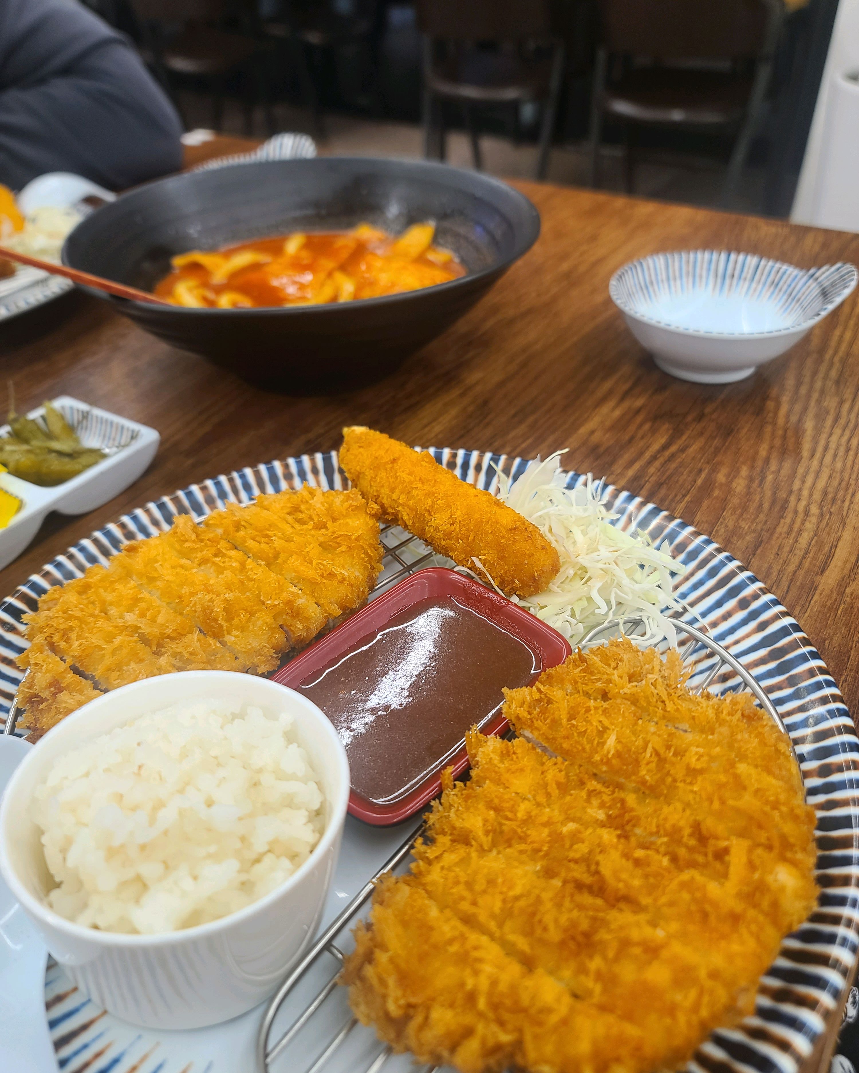 오늘도 또또또간집이에요~ 회사 일 마치고 바삭한 돈까스에 매콤한 떡볶이 먹으면 하루 스트레