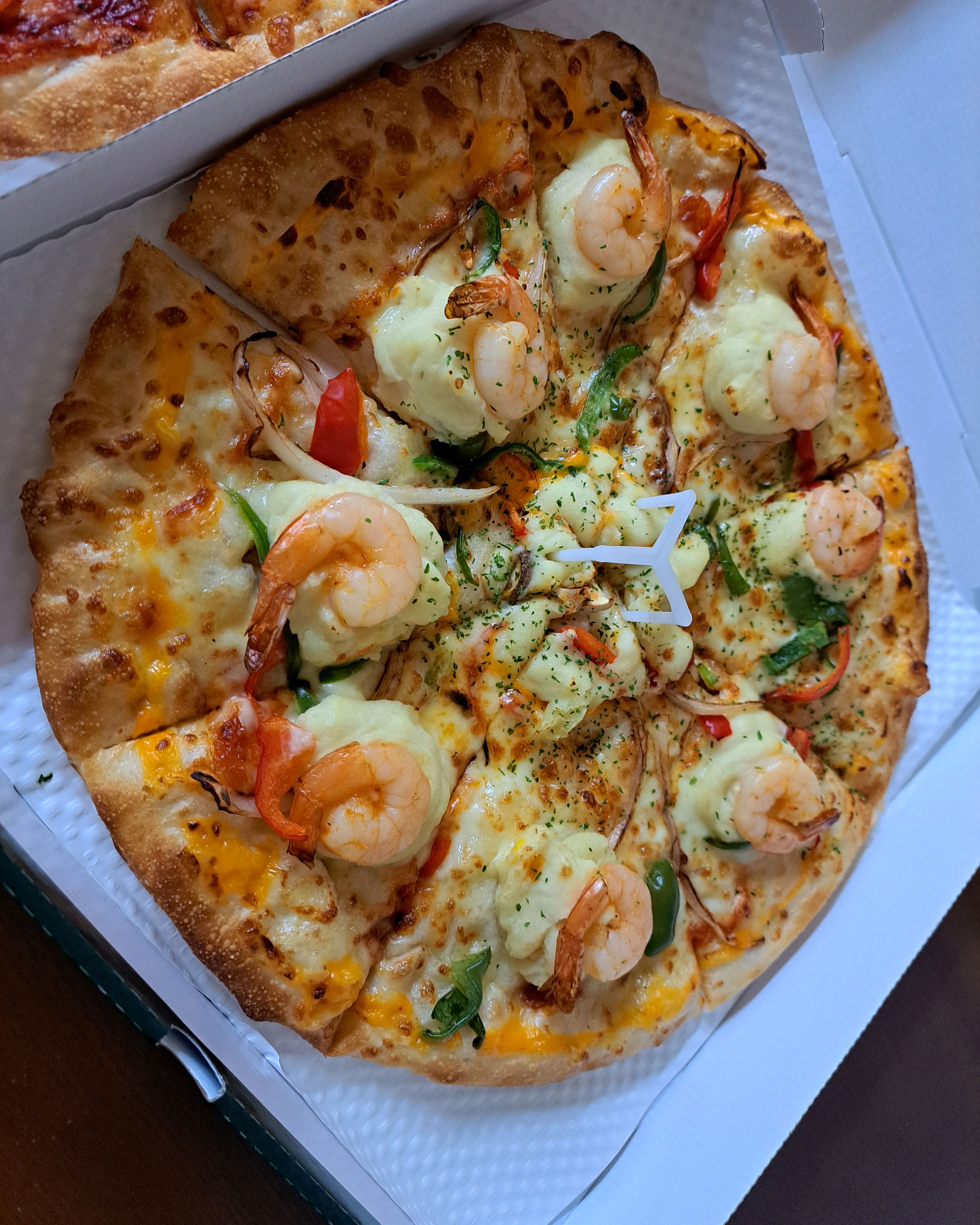 피자가 정말 맛있어요 특히 왼쪽은 부모님께서 담백하셔서 맛있었다고 하셨지만 전 오른쪽이 맛