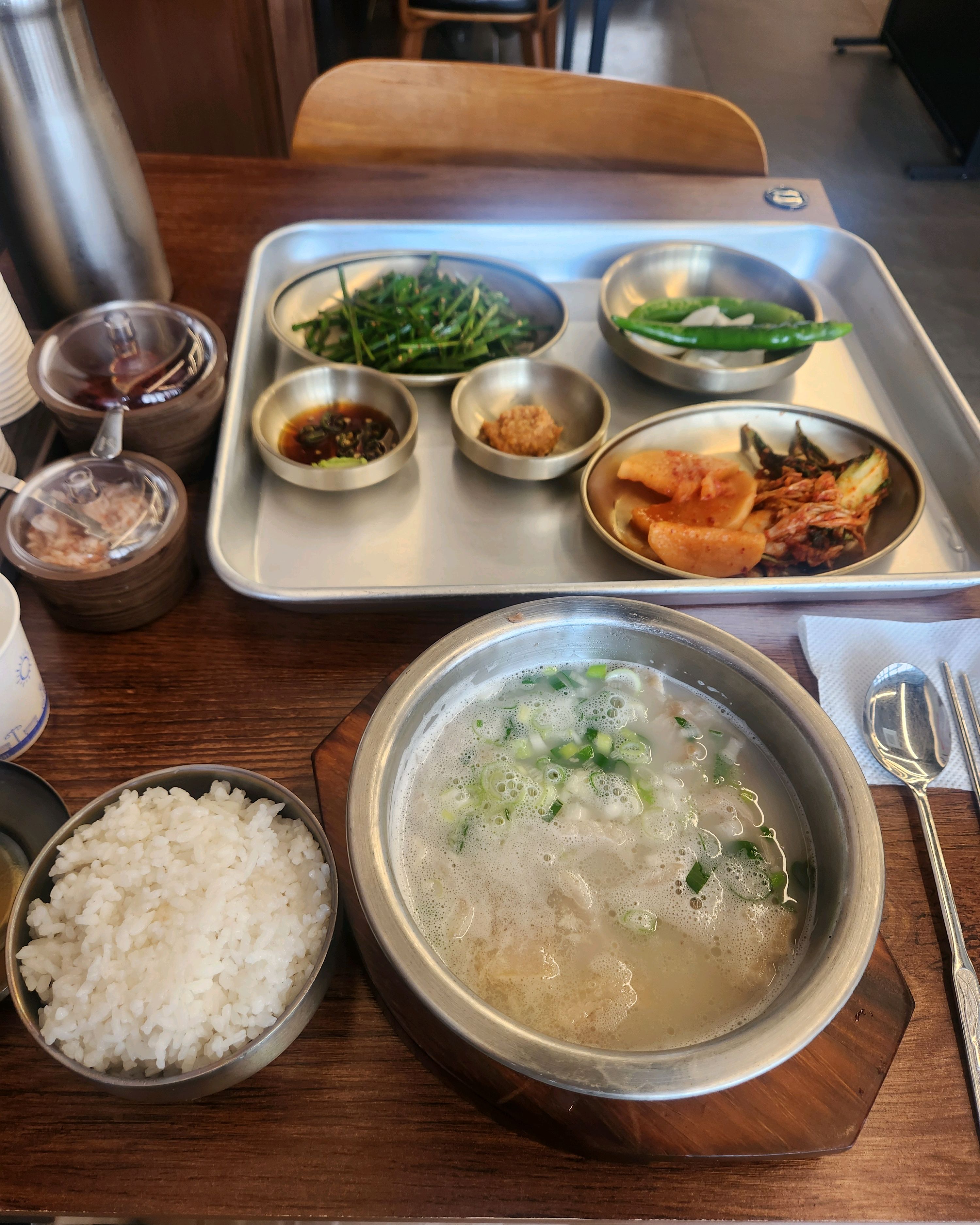 빨리 나오고 고기가 부드럽고 잡내가 나지 않아요 김치도 맛있어요! 재방문 의사 있고 새우젓
