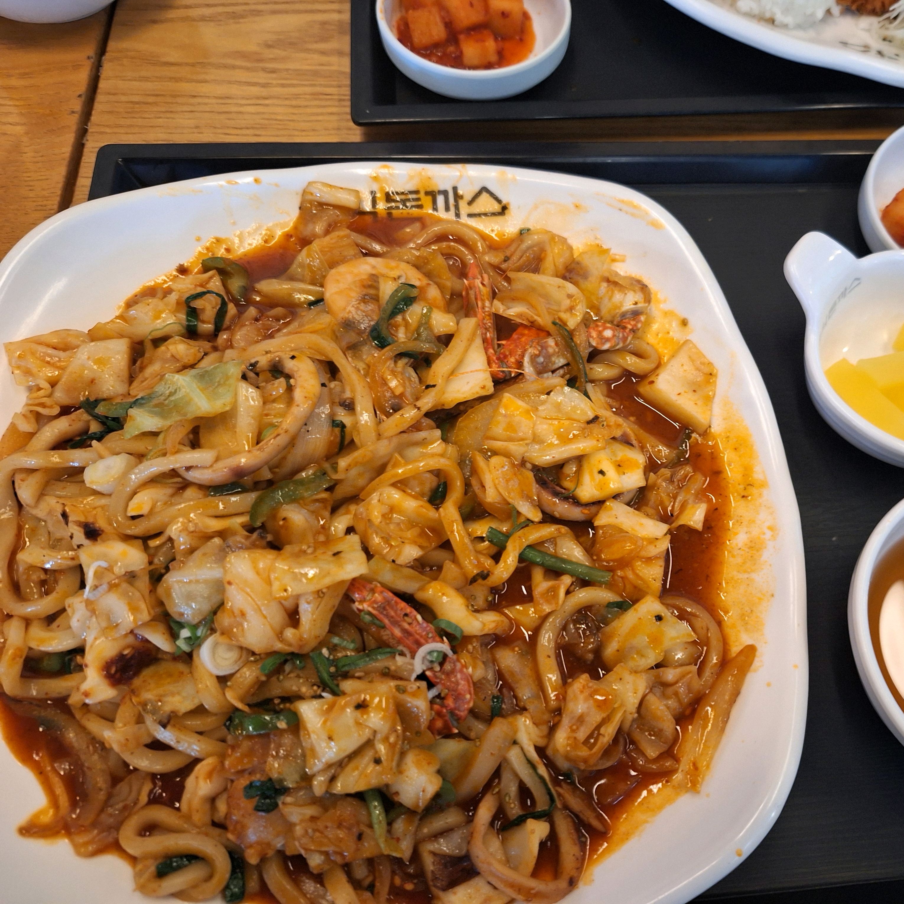 1. 가격대비상 푸짐하게 먹을 수있습니다. - 월광수변공원 맛집 홍익돈까스 대구수변공원점