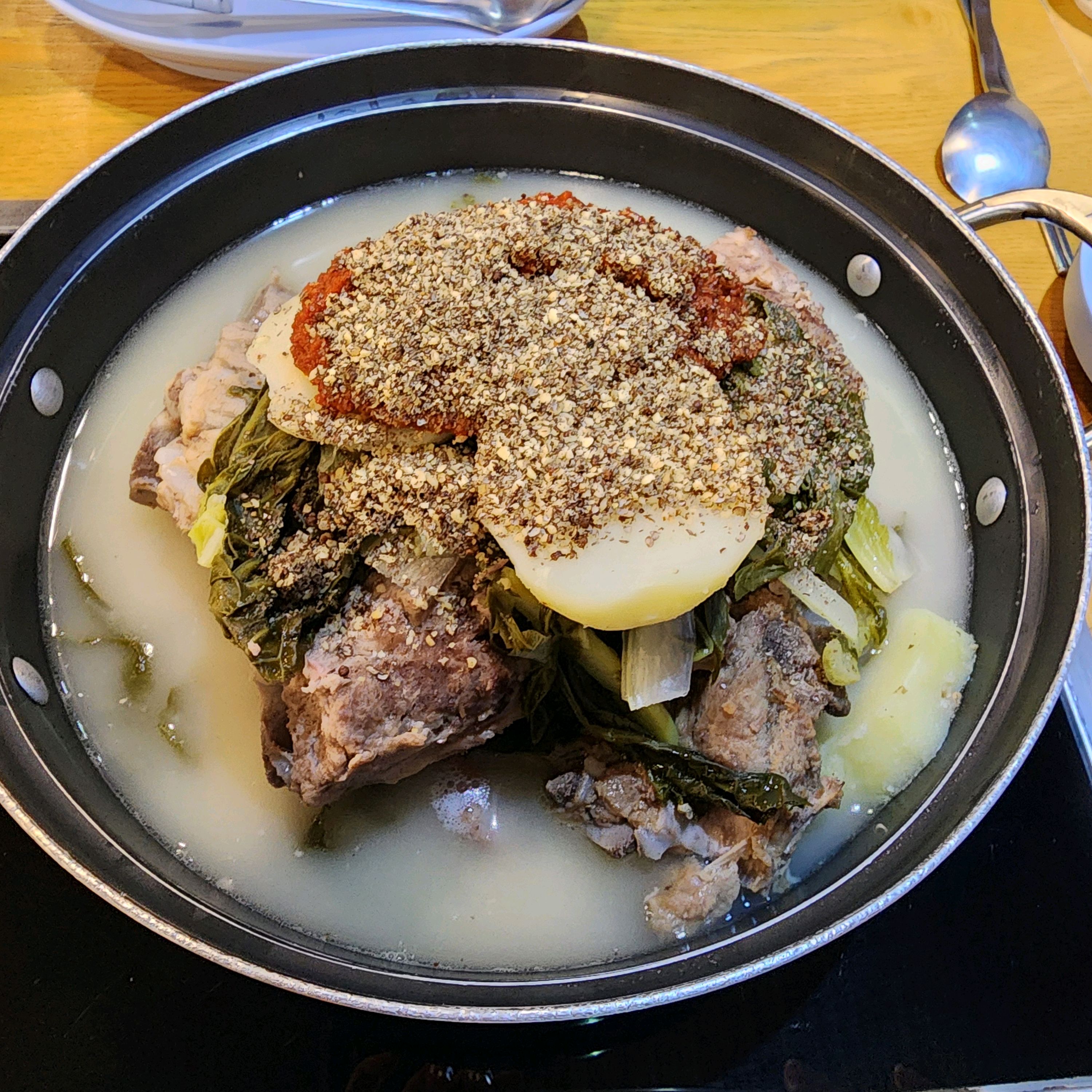 Jueun Gamjatang, a famous restaurant in Samjeon-dong, Songpa-gu, Seoul