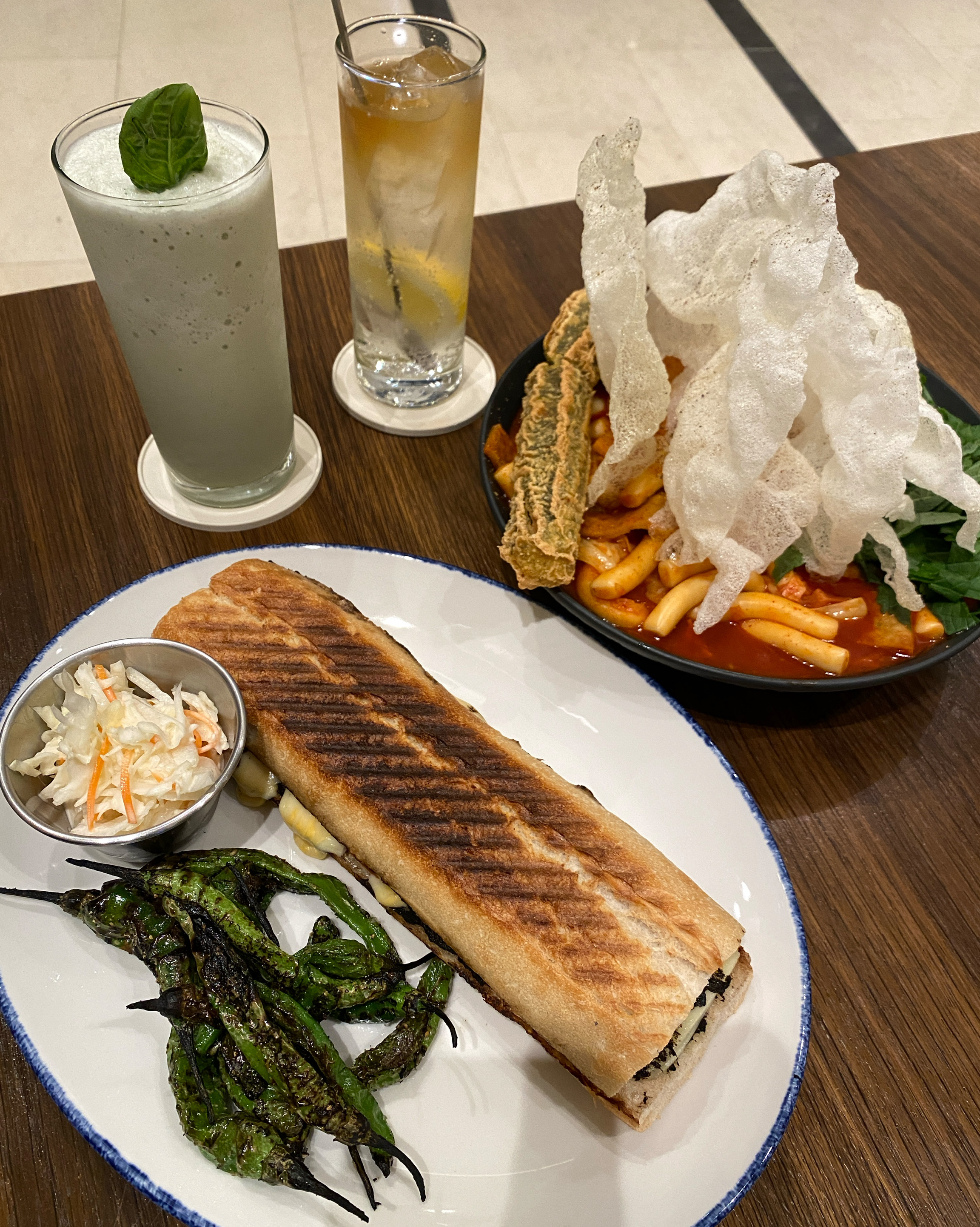 A good restaurant in Sangil-dong, Gangdong-gu, Seoul
 The White Lounge
