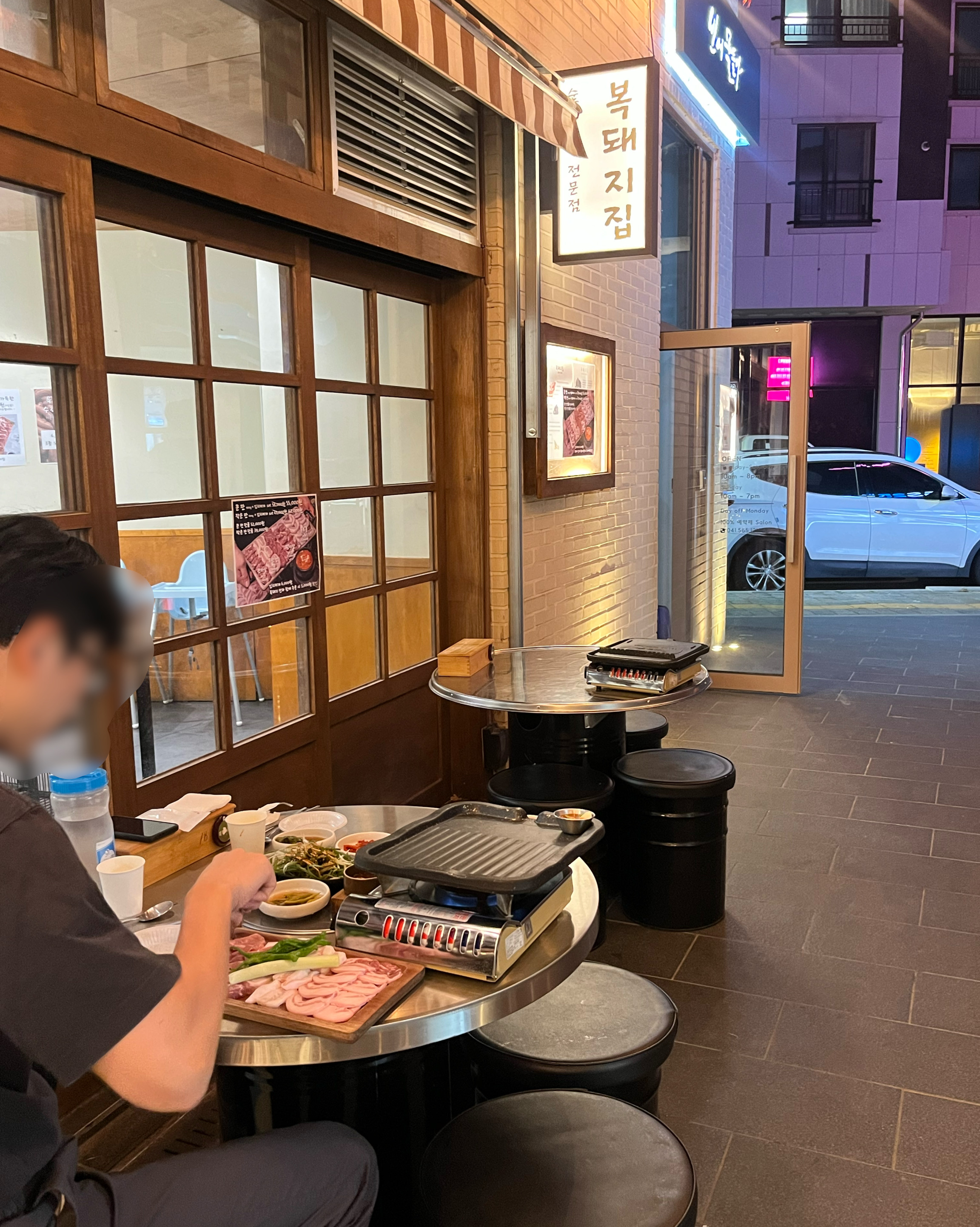 불당동에서 야장할 수 있는 고깃집이라기에 방문해보았습니다! 밖에서 고기 구워먹는 분위기가