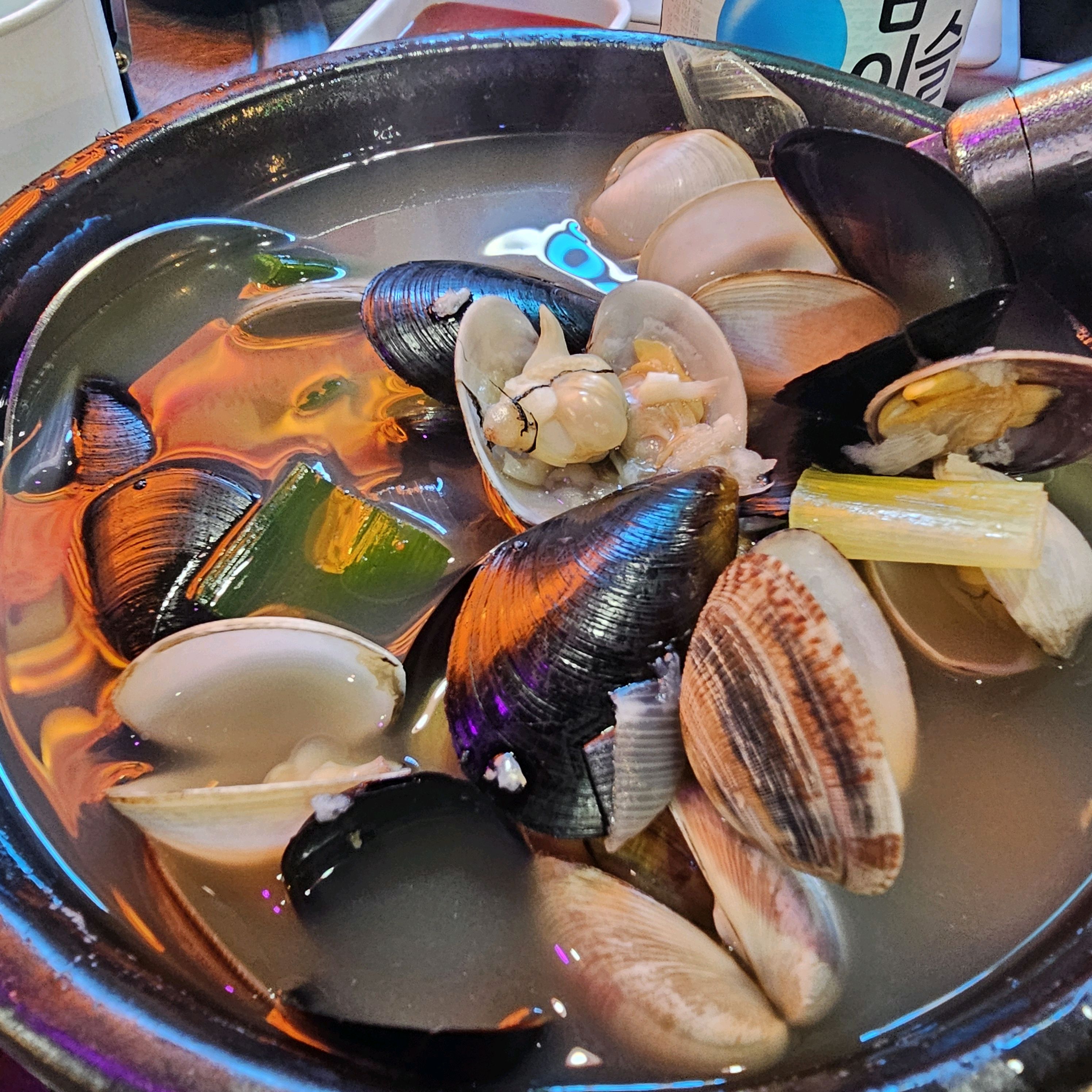  시청역 해물 칼국수 전문점 조개와