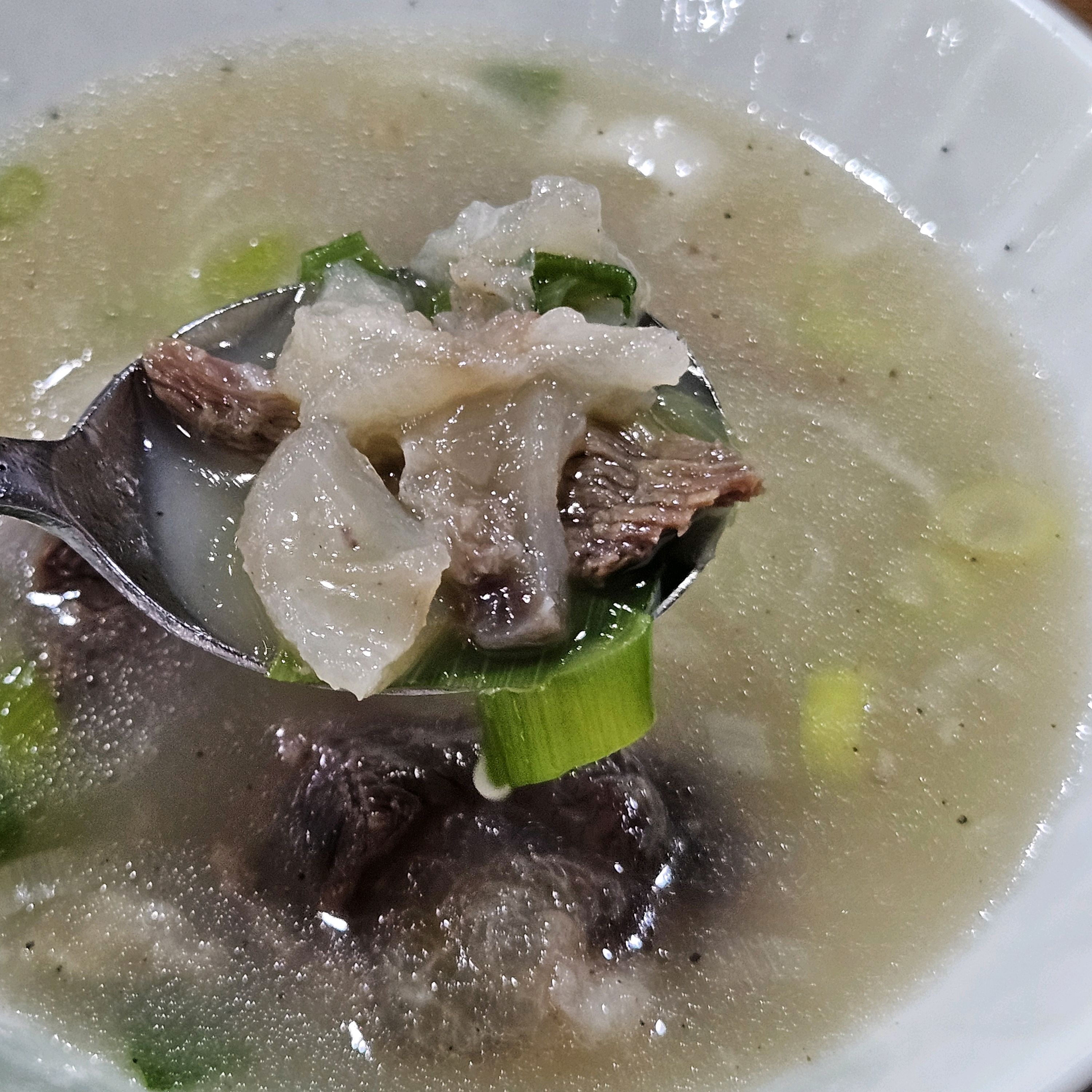 수원 여행 와서 먹은 맛집 입니다 한우 도가니탕 진짜 맛있어요. 쫀쫀한 식감과 푸짐한 양에