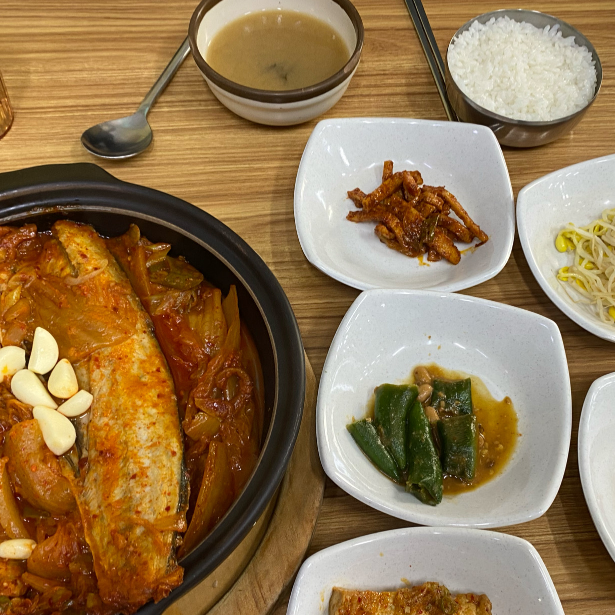 아침을 먹을 식당을 찾다가 눈 앞에 보이는 곳이라 들어가 봤어요. 그리 넓지 않은 공간