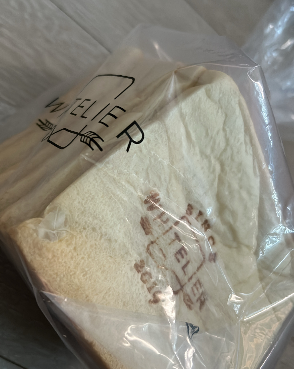 아들이 아빠랑 목욕탕 다녀오면서 백화점들러 밥먹고 최애 식빵 사왔더라구요! 근데, 제일 첫