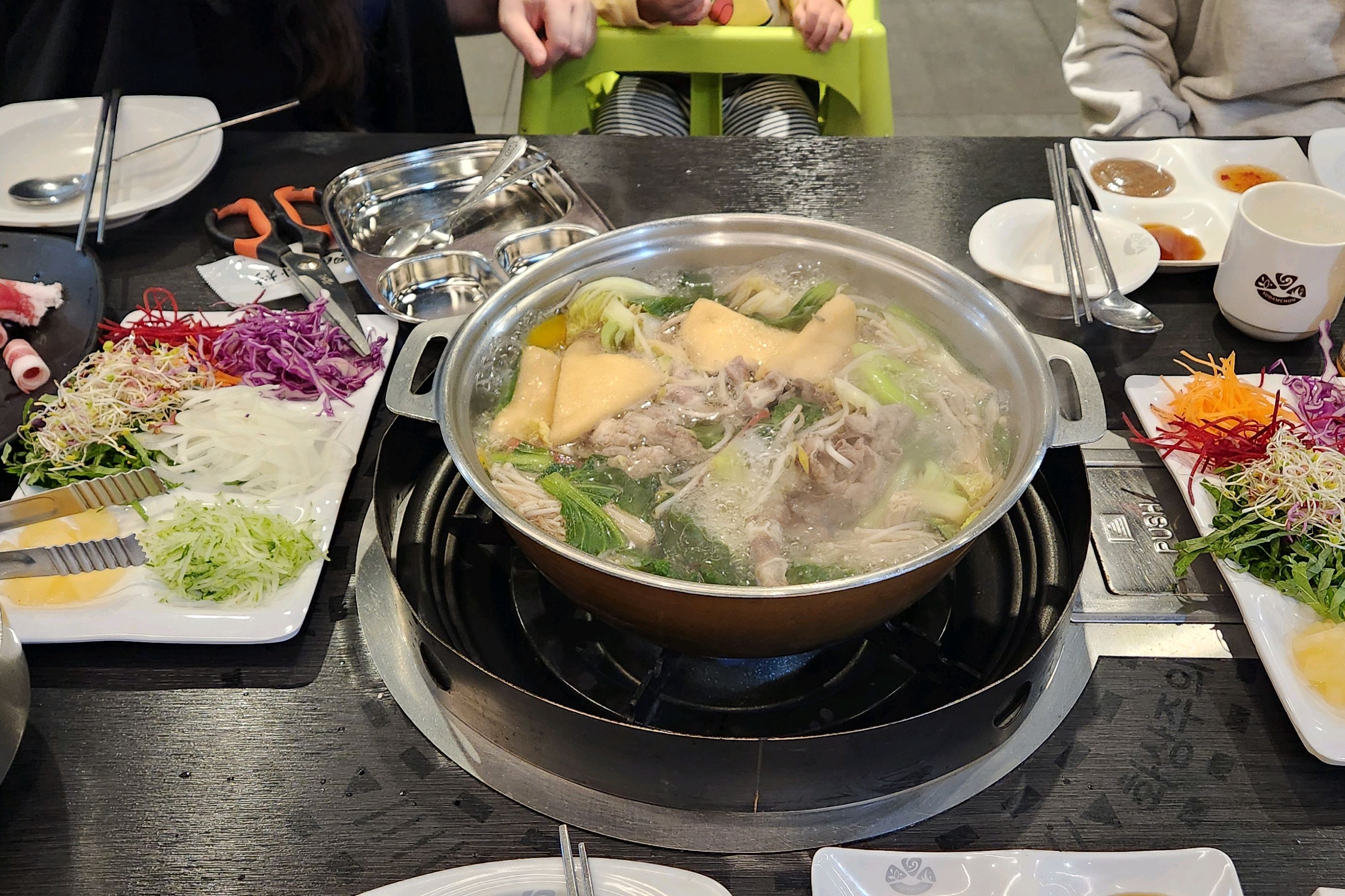 아기가 있는 친구랑 같이가서 먹었어요! 복잡복잡하긴 했지만 아기의자가 있어서 다행이었어요.