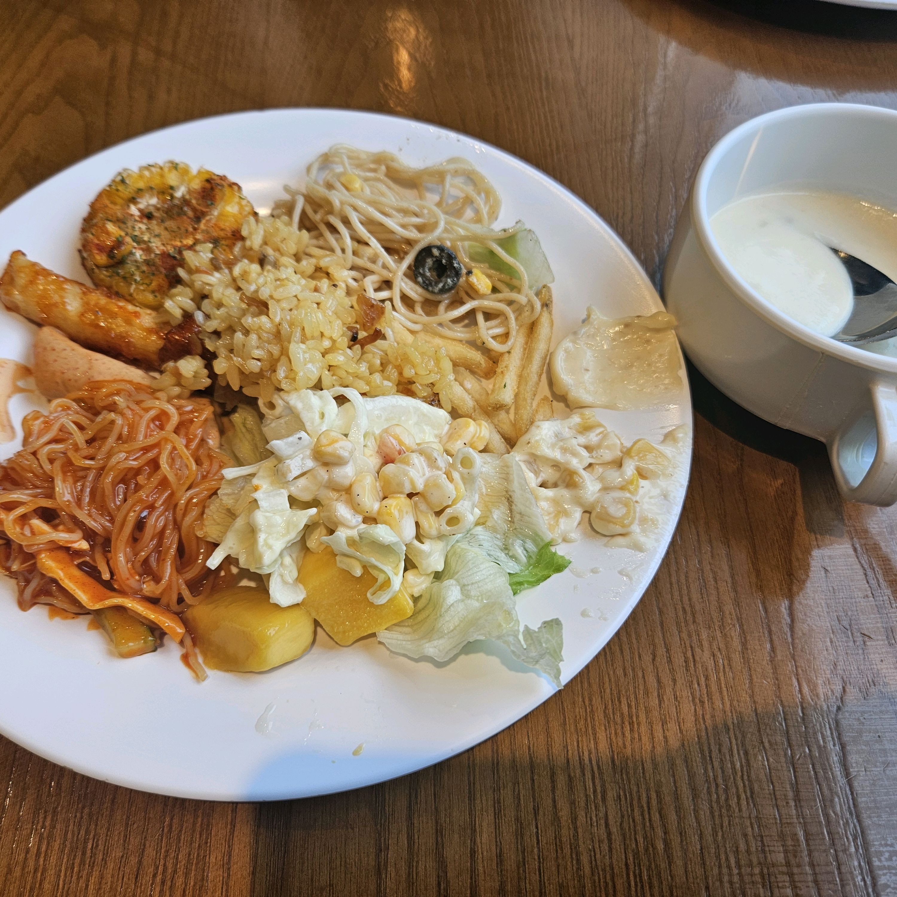 평일런치 저렴한 가격에 피자7종류,샐러드바 이용했어요^^ - 충장로 맛집 피자몰 NC충장점