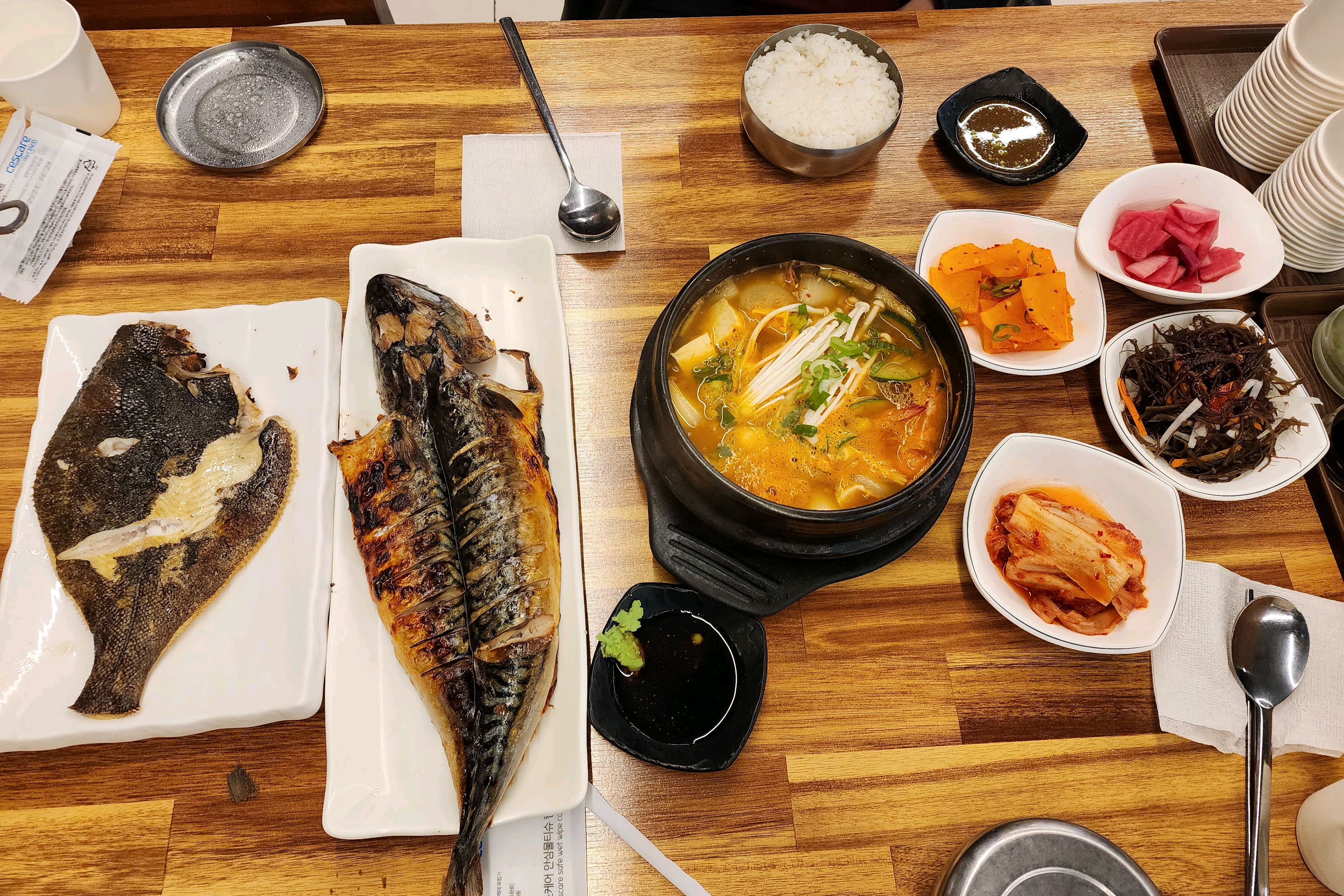 아무생각없이 생선먹자하고 들어갔는데 웬걸 화덕구이 맛집이네요. 저희는 일찍가서 사람이 없었