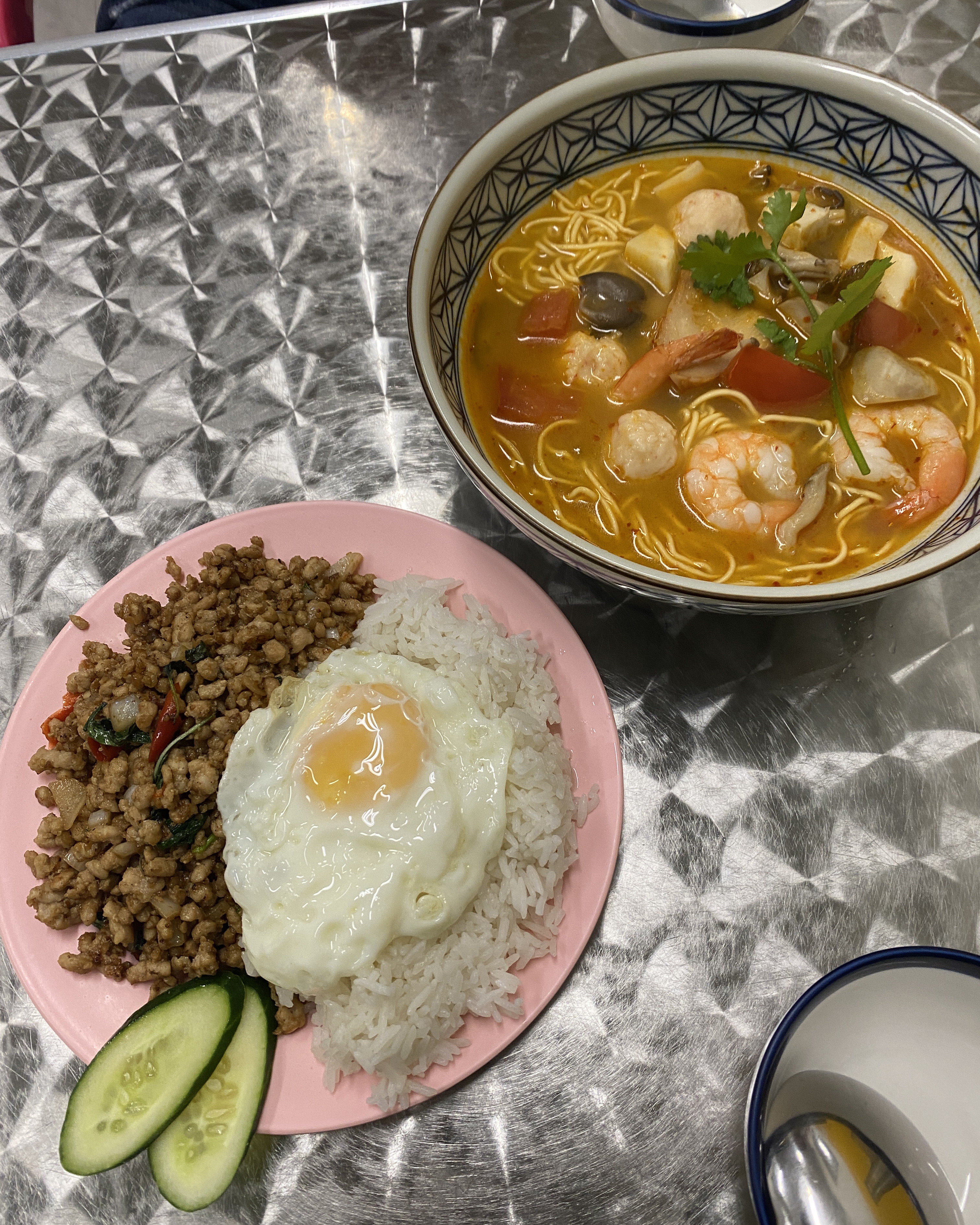 팟카파오무쌉이랑 똠양꿍먹었는데 - 천호동 맛집 펟펟