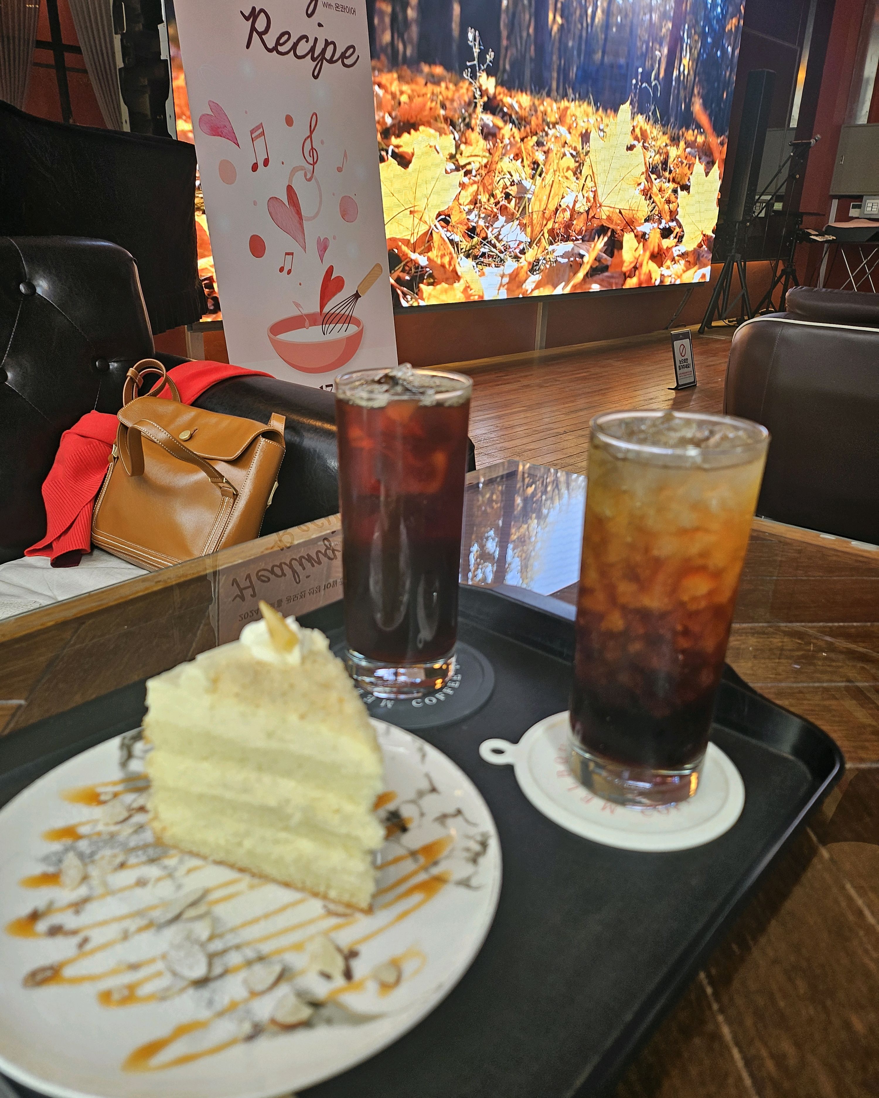 항상 배달로만 먹었는데 케이크가 넘 맛나서 친구 데리고 함 갔어요!! 매장도 엄청 넓고 분