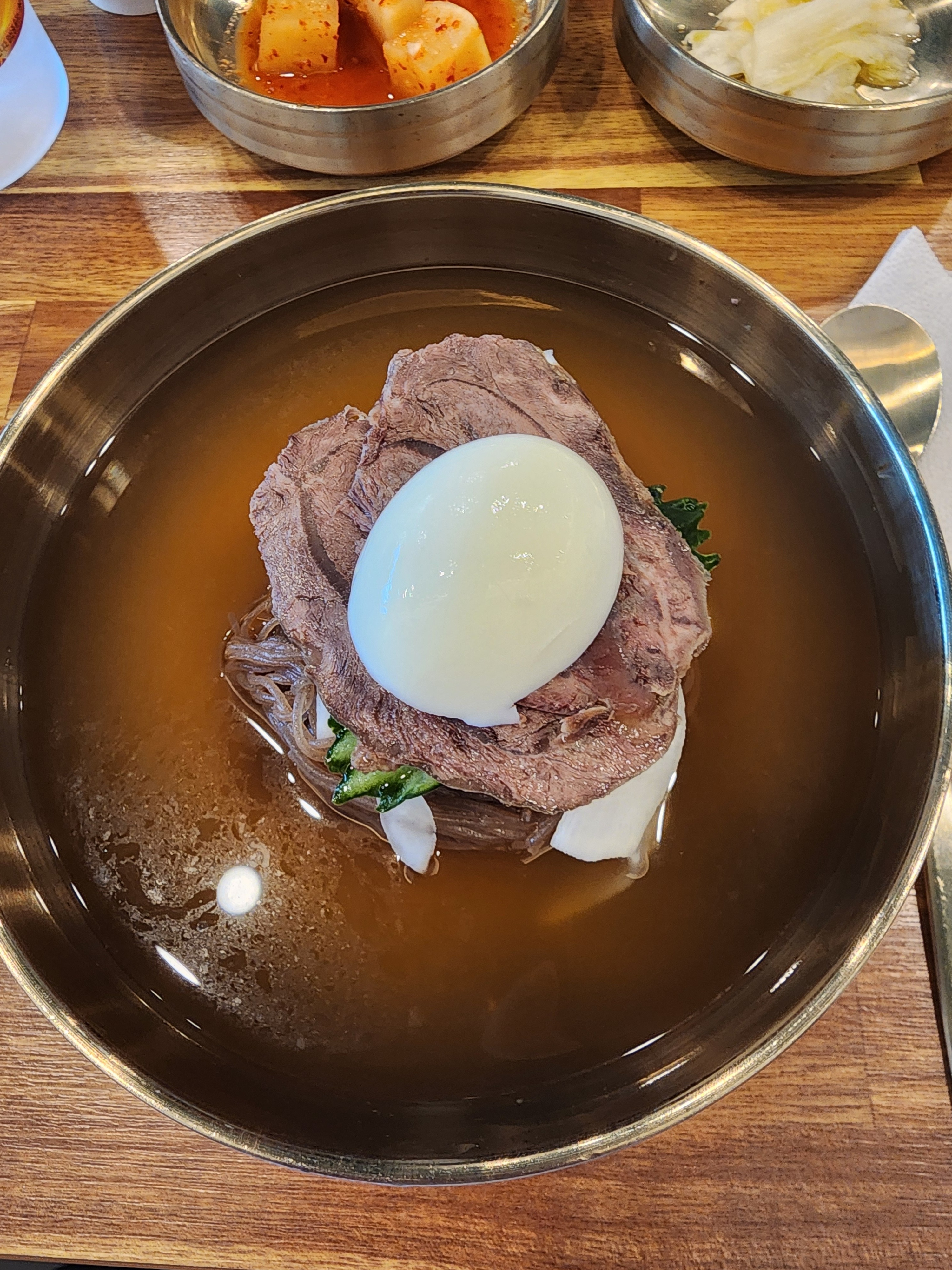 평양냉면이라 하기에는...육수는 육향이랑 간장 한방 맛이 진해서 밀면 육수 같아요.. 슴슴