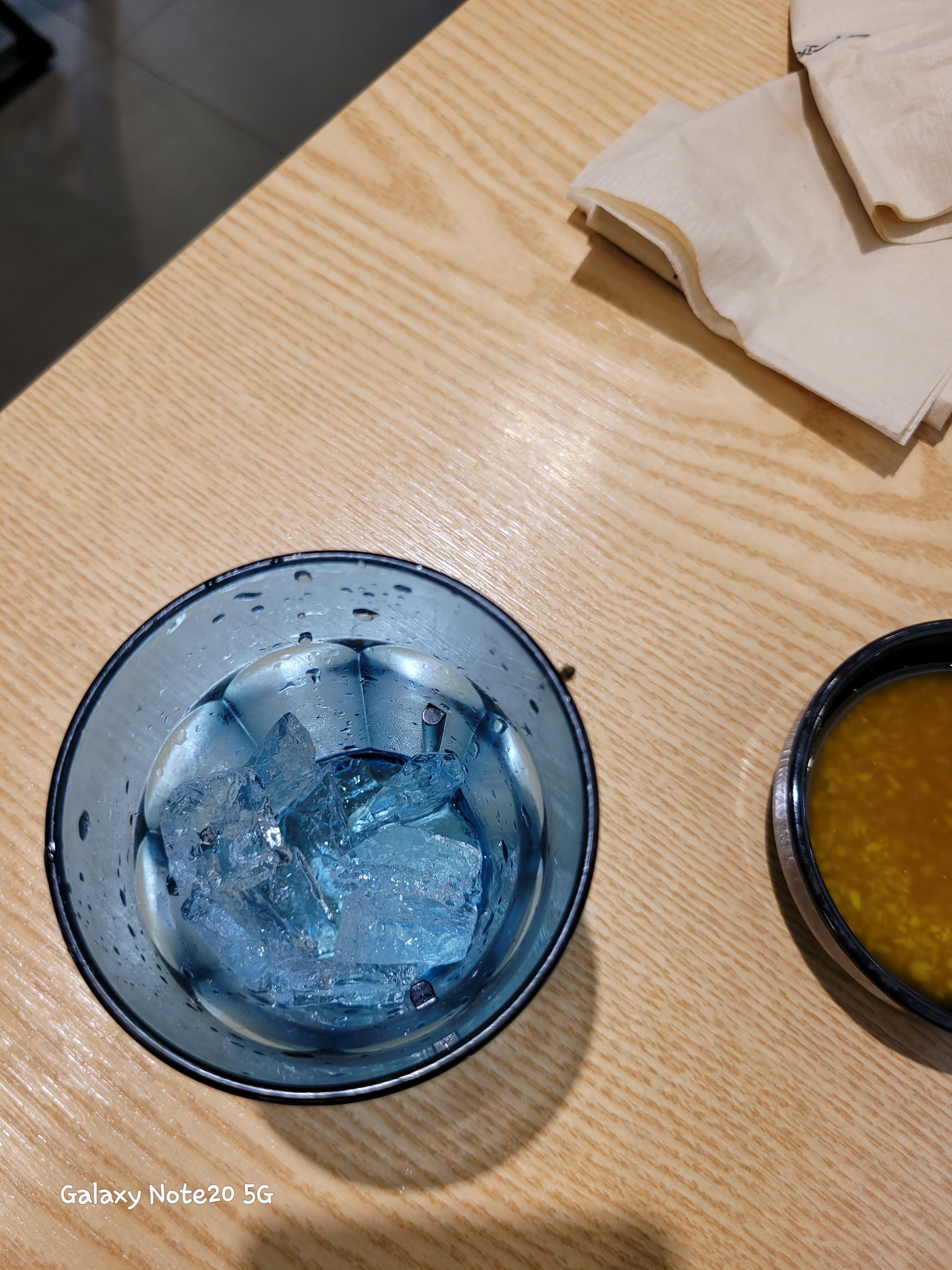 매장 식사 중에 초파리, 날파리가 왜 이렇게 돌아다니죠? 한여름도 아니고.. 좀 선선해졌는