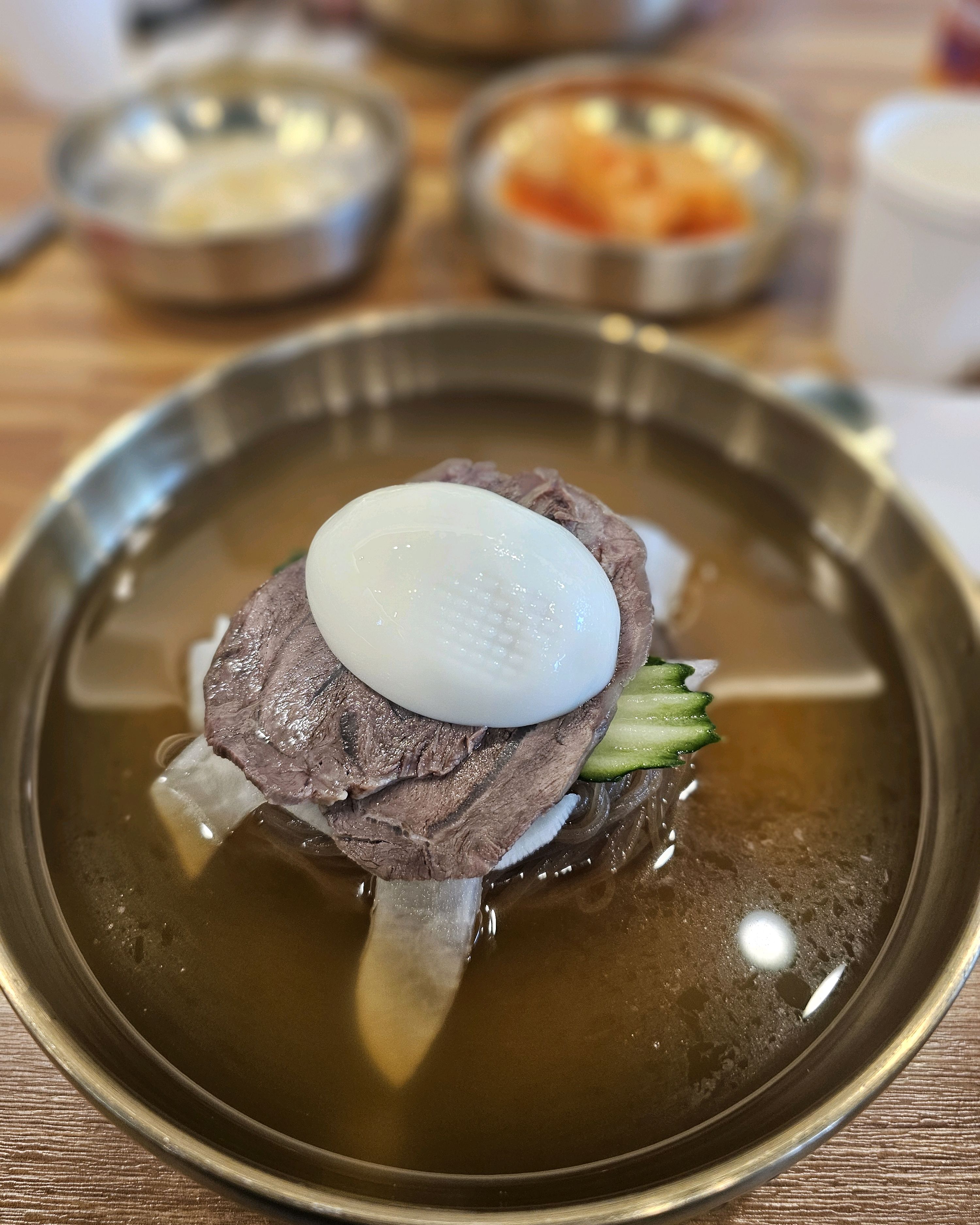 평냉 좋아해서 서울이랑 부산에서도 많이 먹어봤는데 육수와 면의 맛이 좀 특이.. 하네요 재