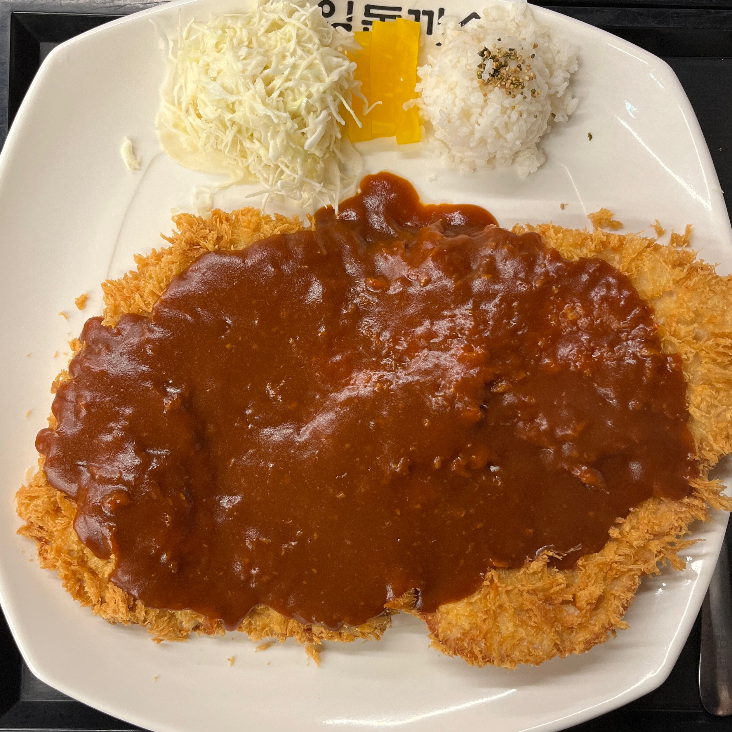 시그니쳐 메뉴인 홍익돈까스는 크고 바삭하고 맛있습니다. 다만 사장님 불친절하셔서 음식 맛이