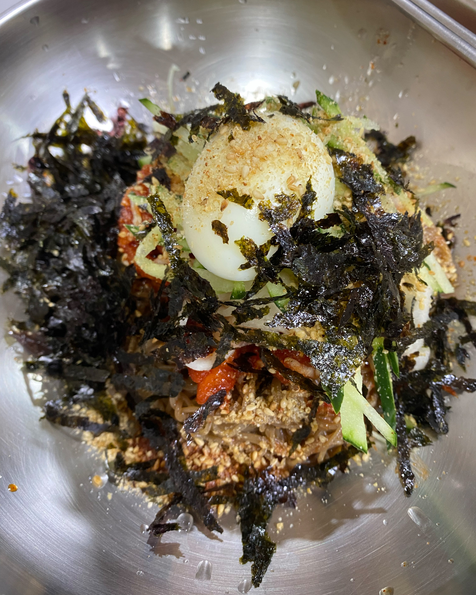 감칠맛 최고의 막국수예요. 요즘 슴슴한 막국수도 인기가 많지만 새콤달콤하면서도 감칠맛 넘치