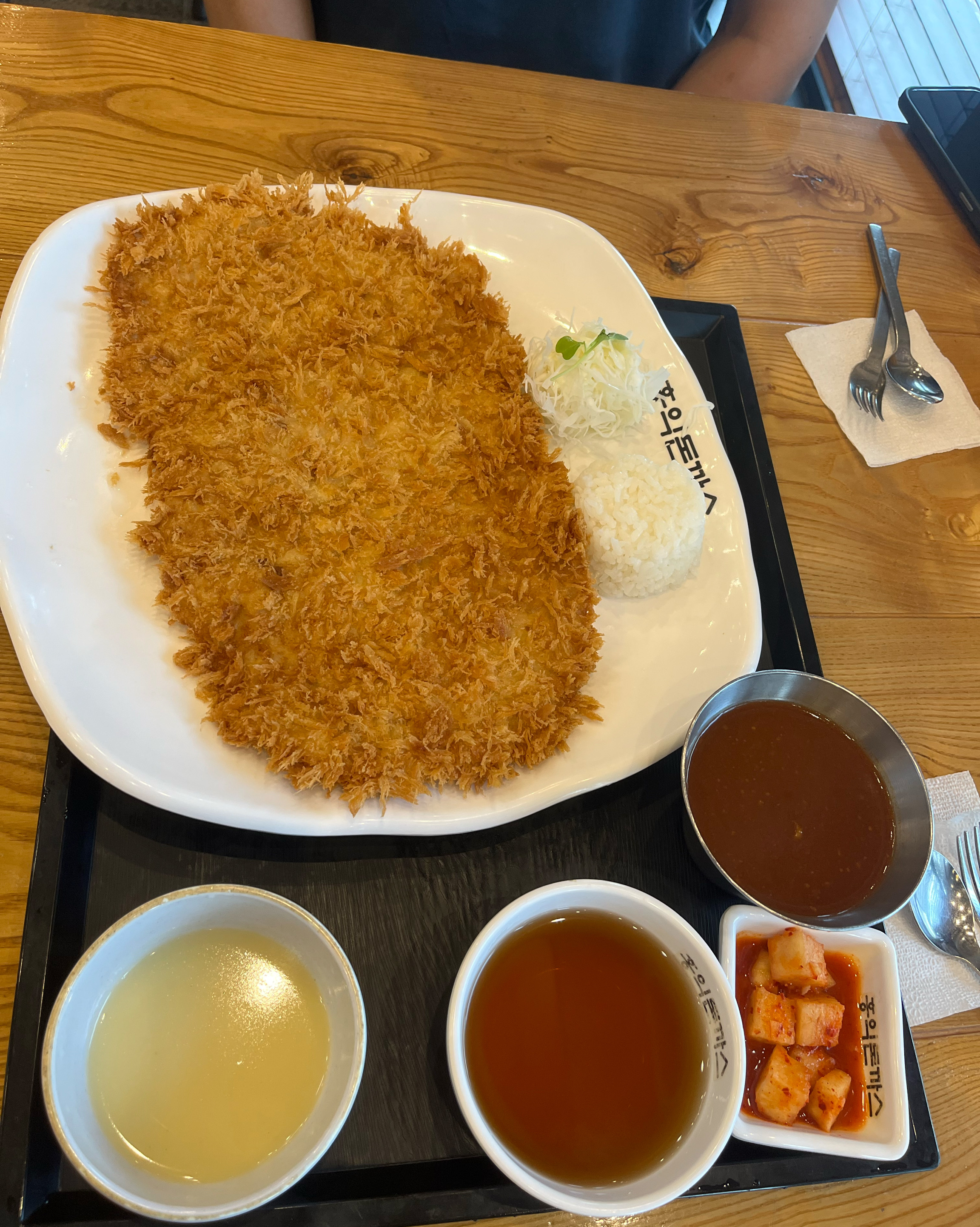 맛집이라는 얘기듣고 갔어요 바삭한 돈가스가 맛있고 엄청커요 - 용인 수지 맛집 홍익돈까스 수지점
