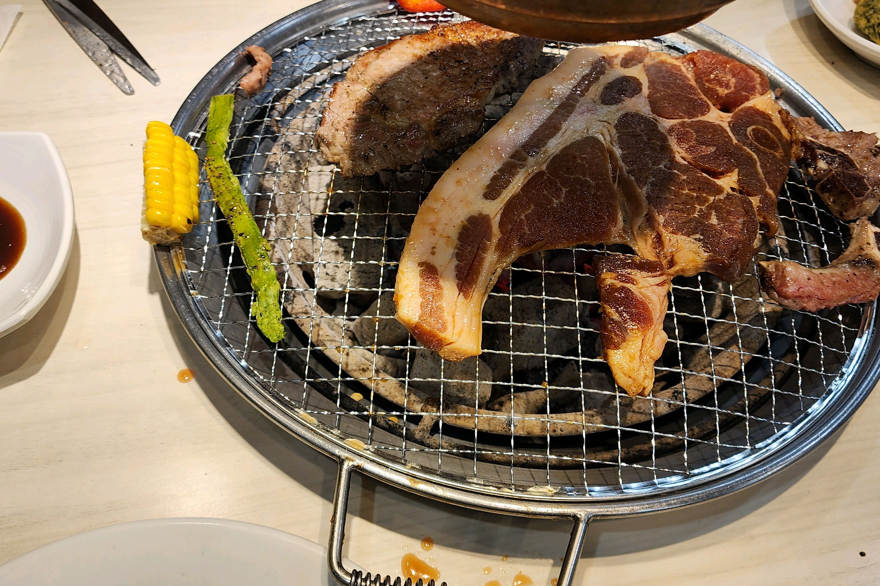 어쩌다 보니 명륜진사갈비 첫 방문. 후려페퍼 스테이크와 프렌치랙이 잡내도 없고 상당히 맛있