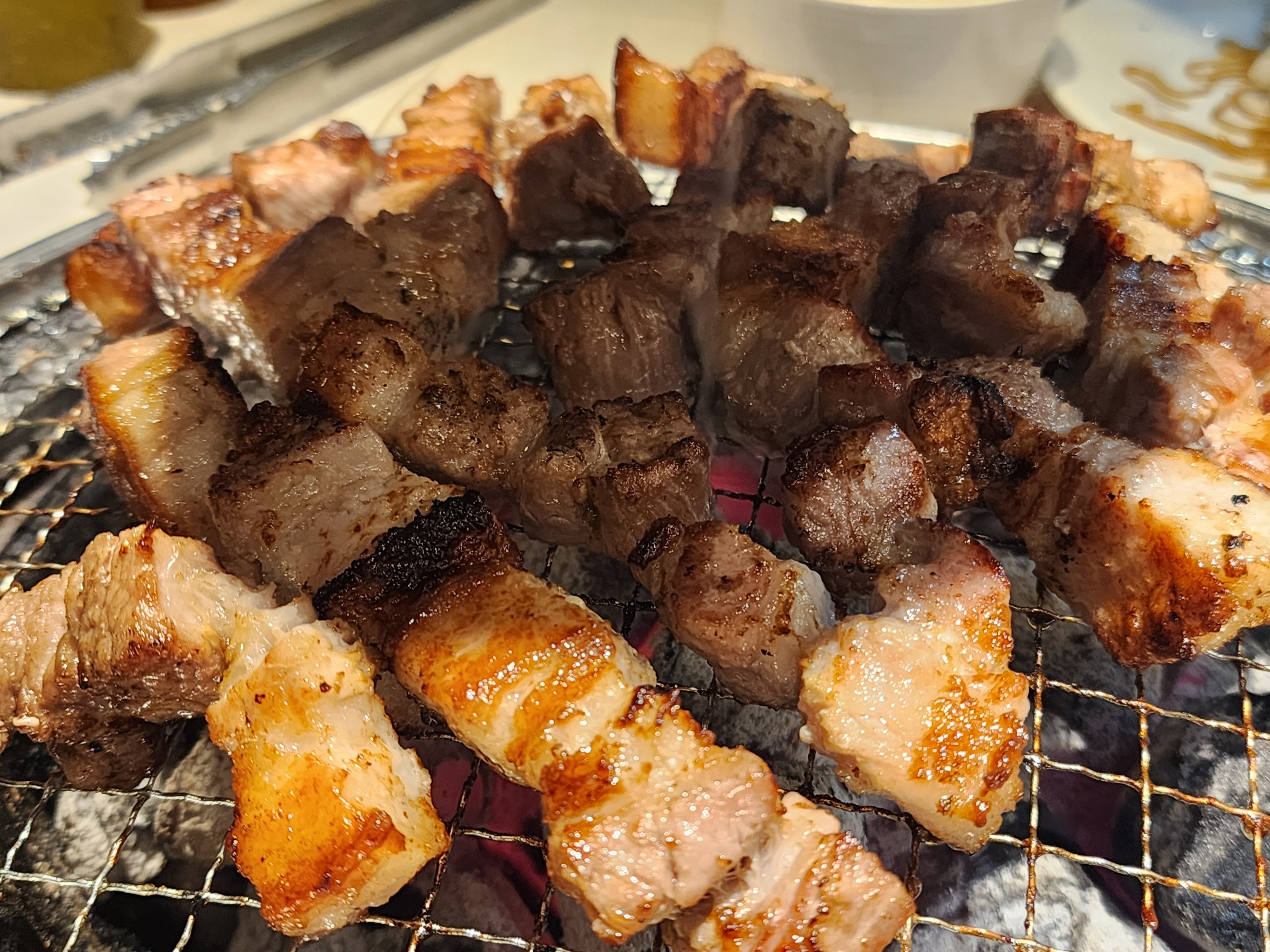 삼겹살이랑 갈비가 넘 맛있어요. 반찬종류도 많은데 전부맛있어요. 요새 채소가격비싸서 상추없