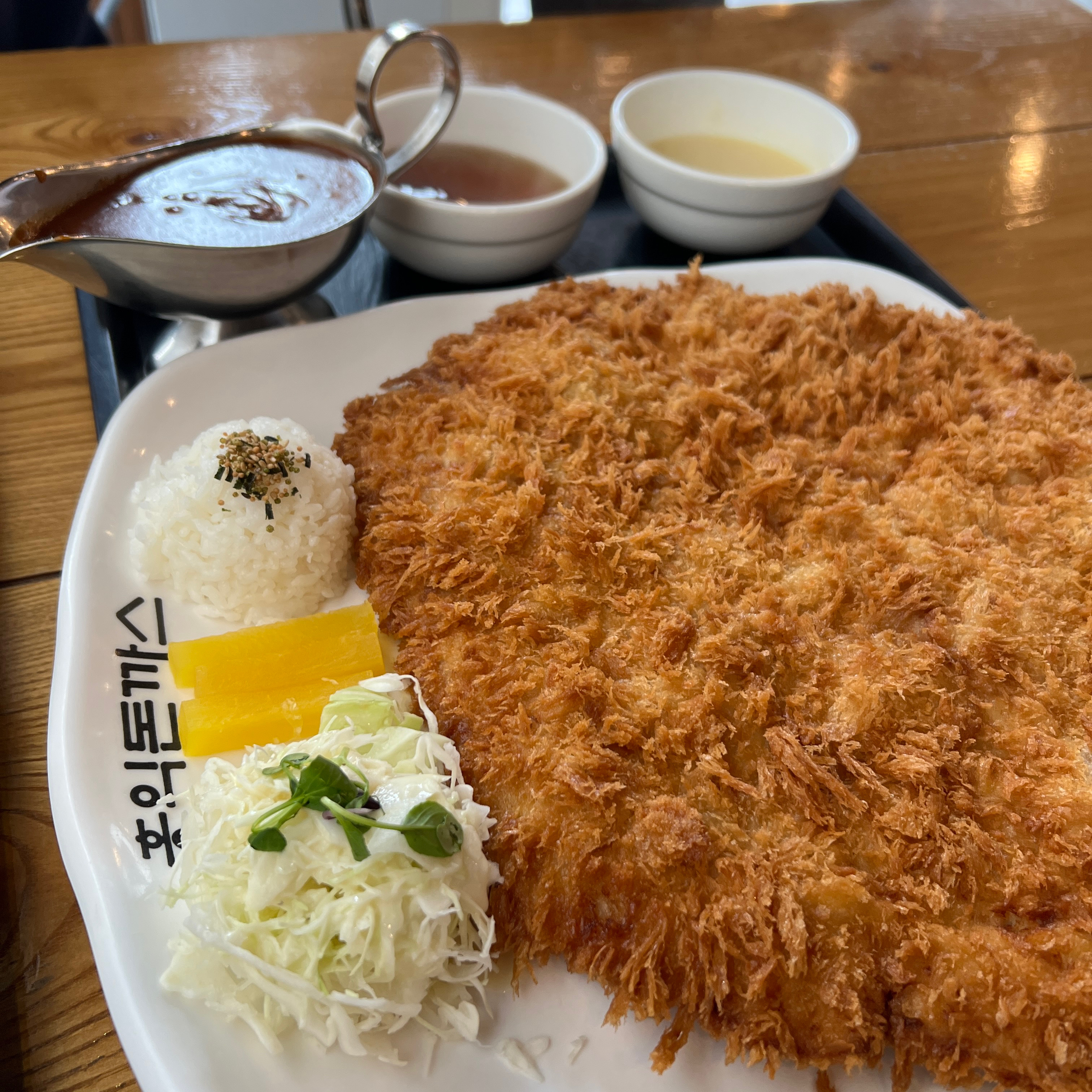 양이 보통 많은게 아니네요! 성인 둘 갔을때 메뉴 두개만 시켜도 적당할 듯 해요🤣 - 양산 증산 맛집 홍익돈까스 양산점