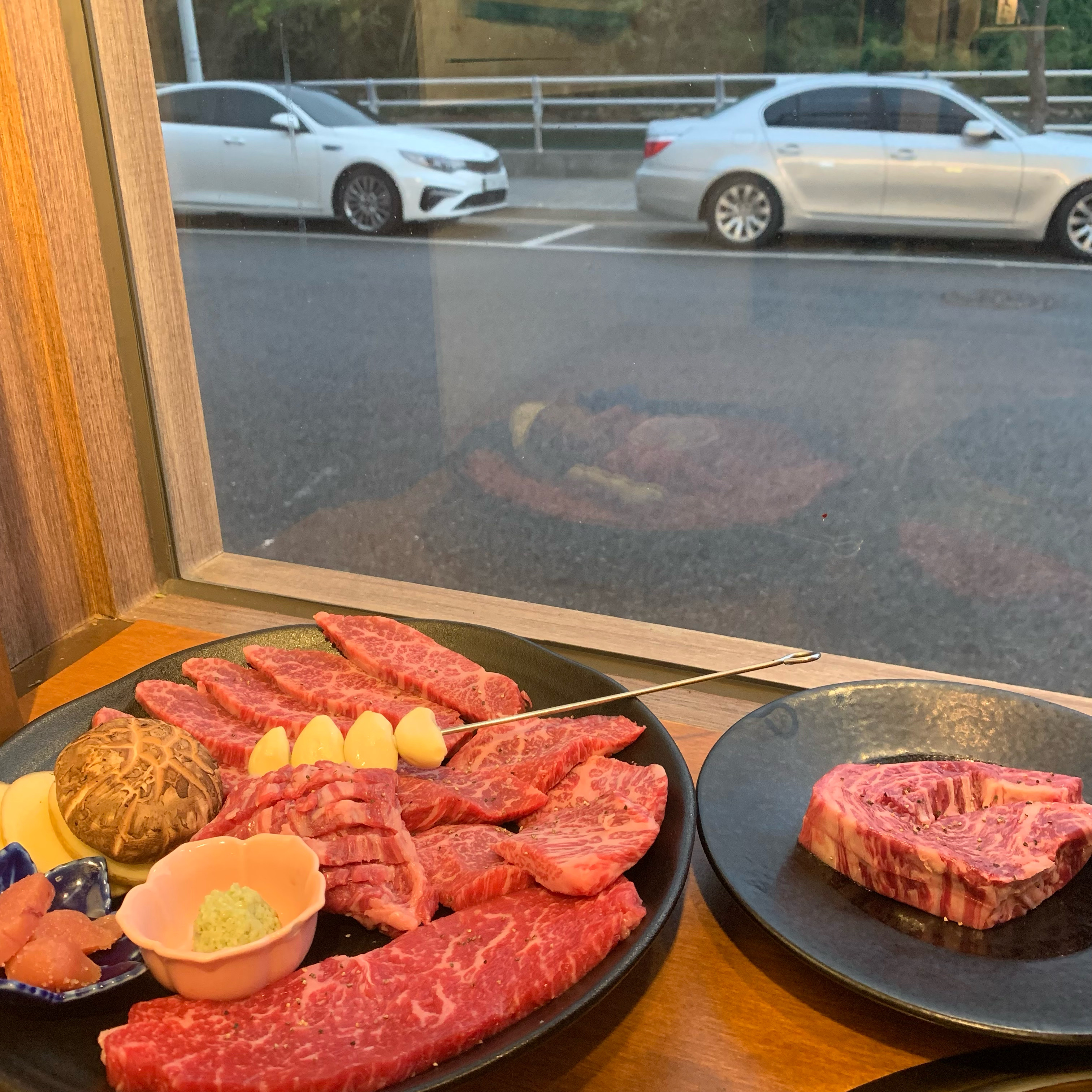 딱 저녁때 갔더니 테이블이 다차서 커피한잔하고 배를 굶긴채로 다시 가서 왕창 먹고왔네요^_